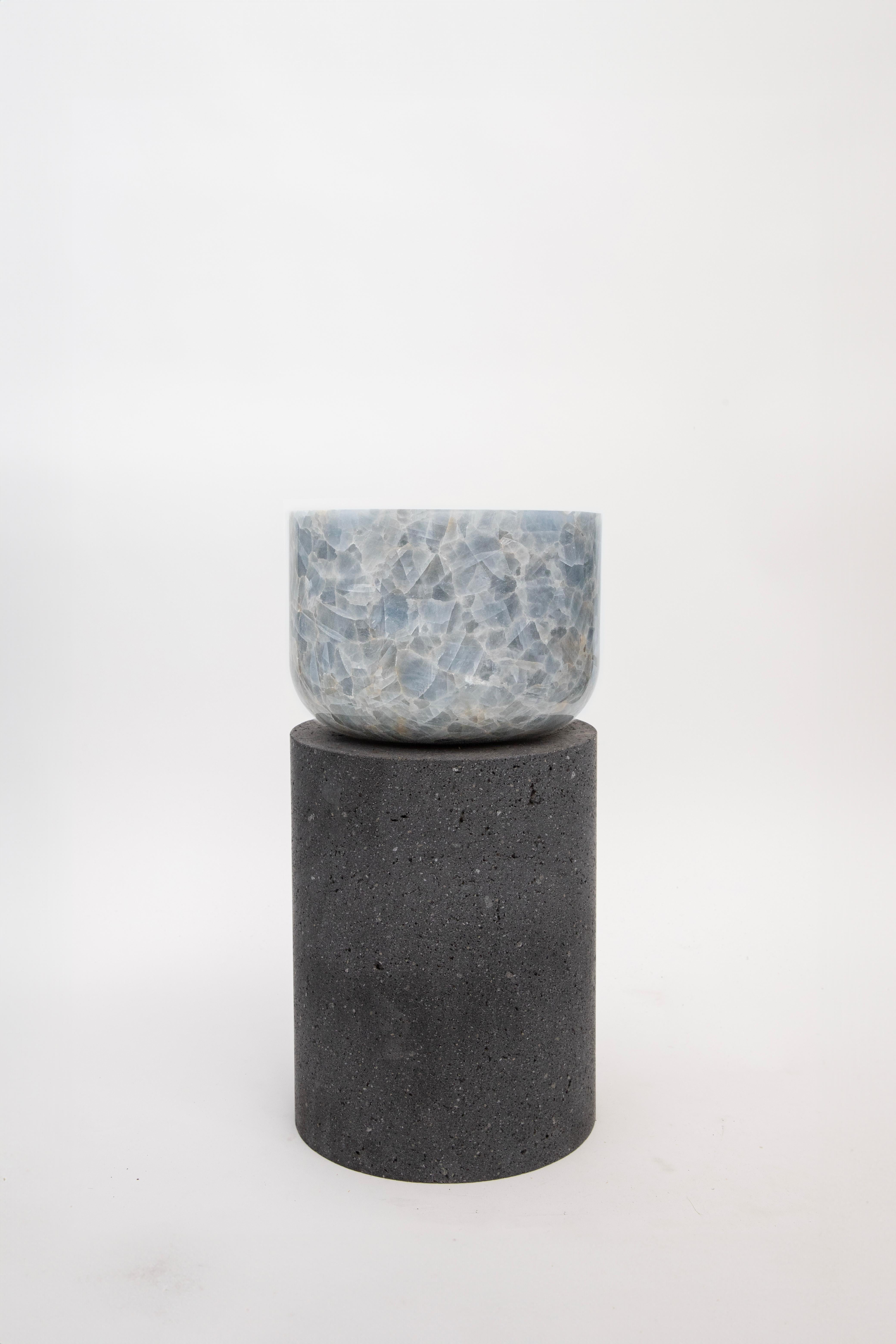 MATERIAL : Pierre de lave et onyx ananas
A l'intérieur et à l'extérieur
Table d'appoint / Tabouret

Grâce à un langage géométrique abstrait où cubes et cylindres alternent de manière ludique, ces tabourets représentent les connexions millénaires