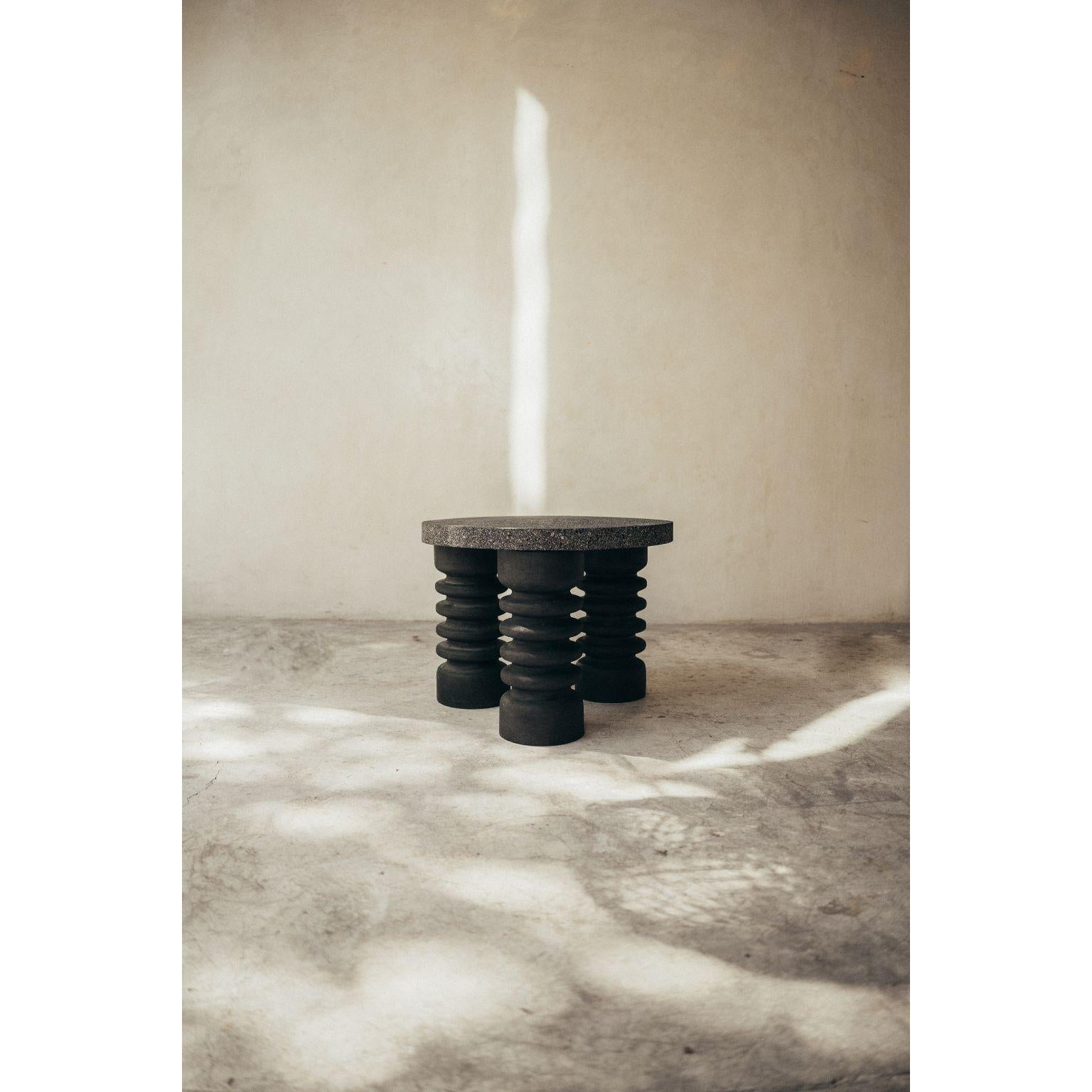 Table en pierre volcanique et bois brûlé de Daniel Orozco Neuf - En vente à Geneve, CH