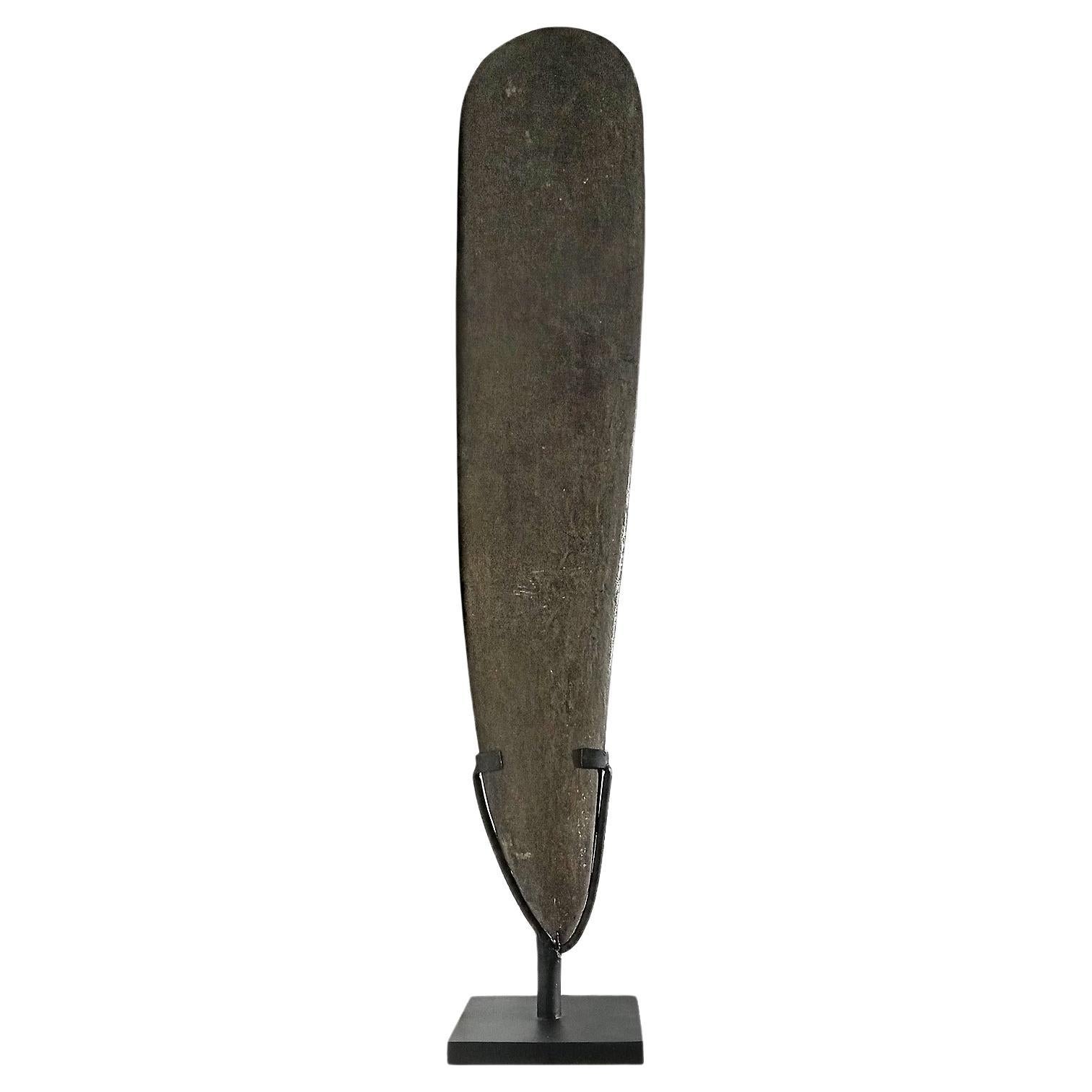 Cuchilla de piedra volcánica en soporte procedente de Indonesia