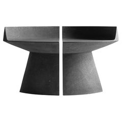 Banc pour les yeux en pierre volcanique et marbre par Sebastián Cappiello
