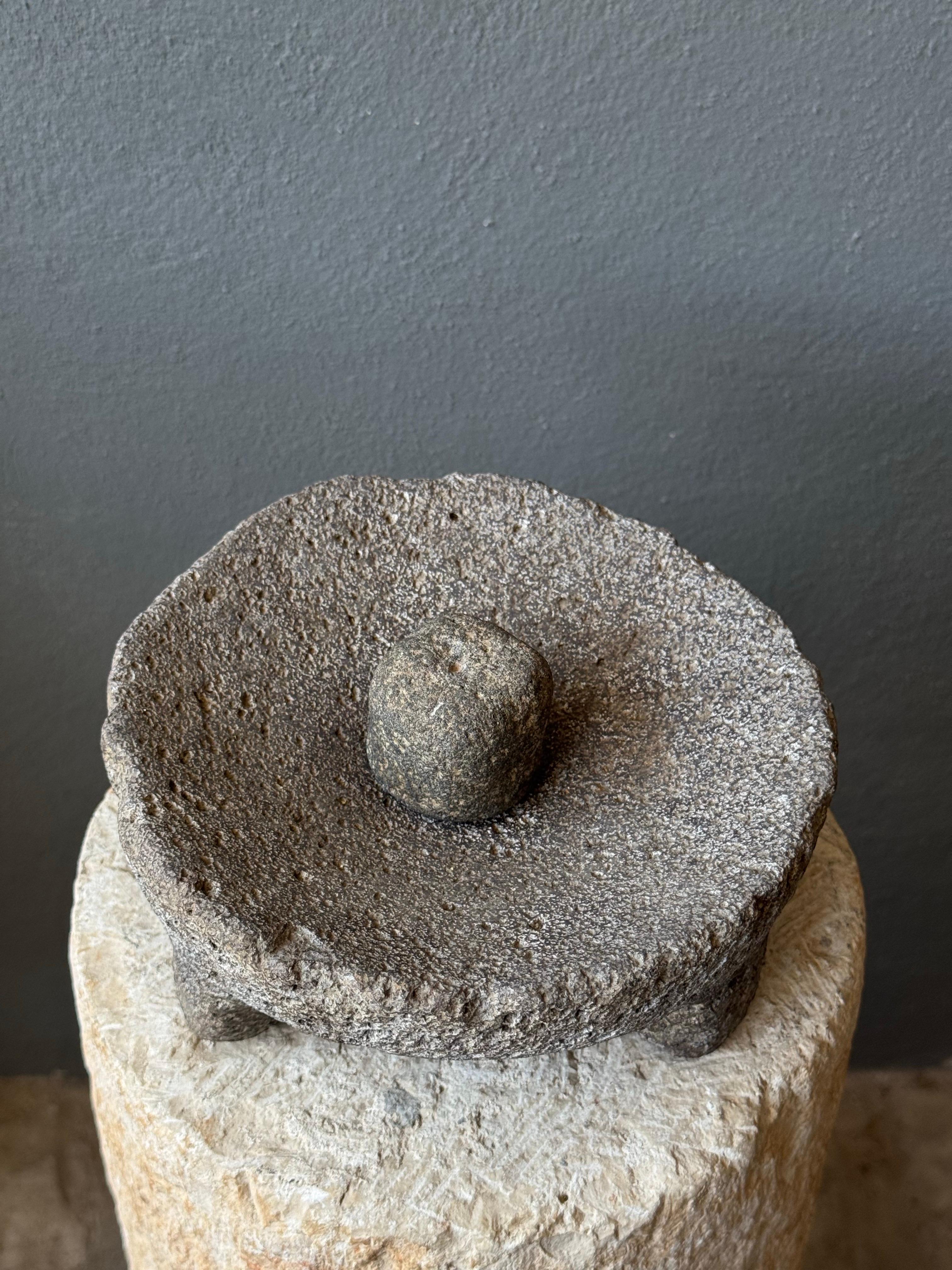 Mortier et pilon en pierre volcanique de San Luis Potosí, Mexique, années 1970