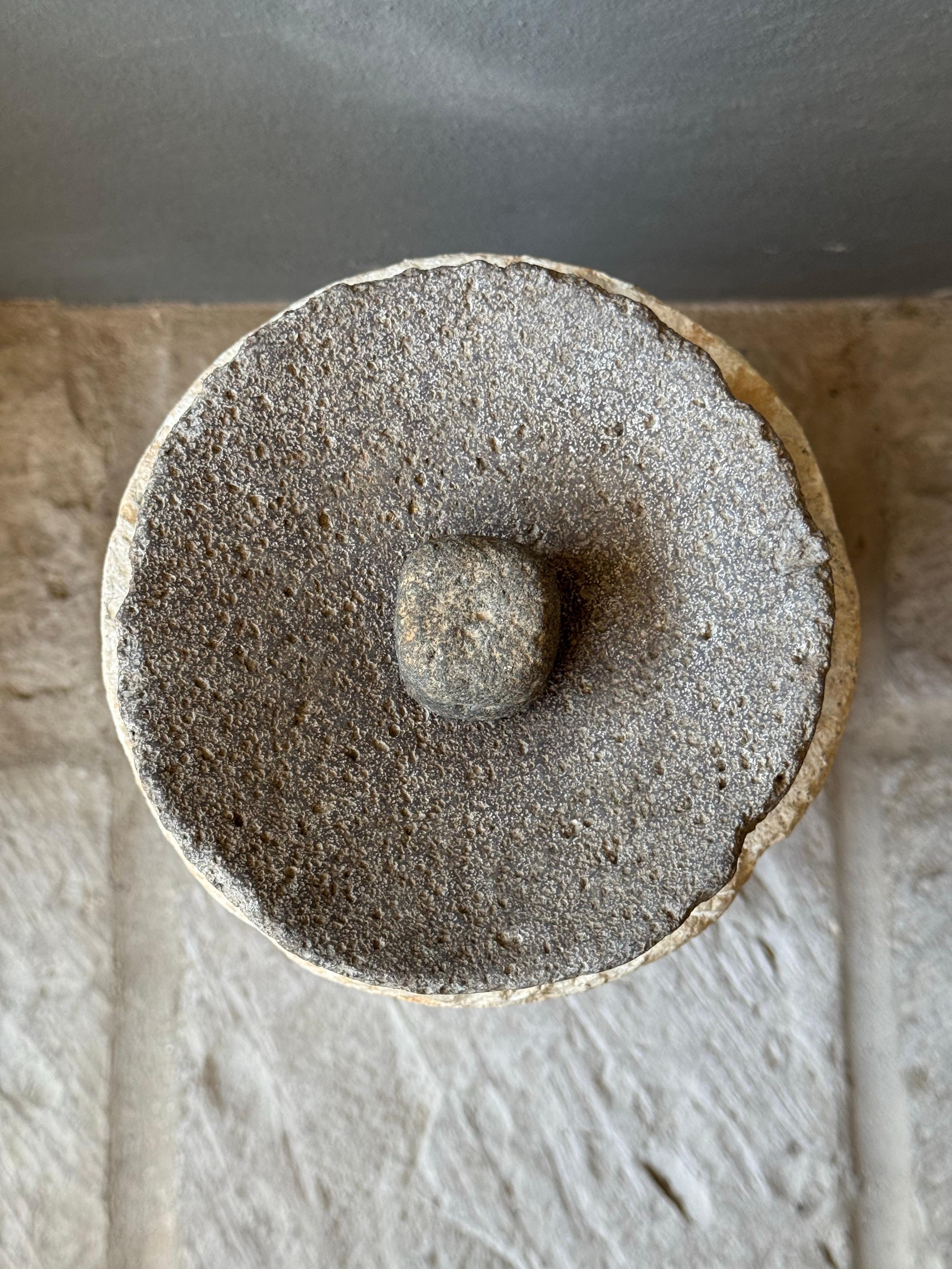 Sculpté à la main Mortier et pilon en pierre volcanique du Mexique, années 1970 en vente