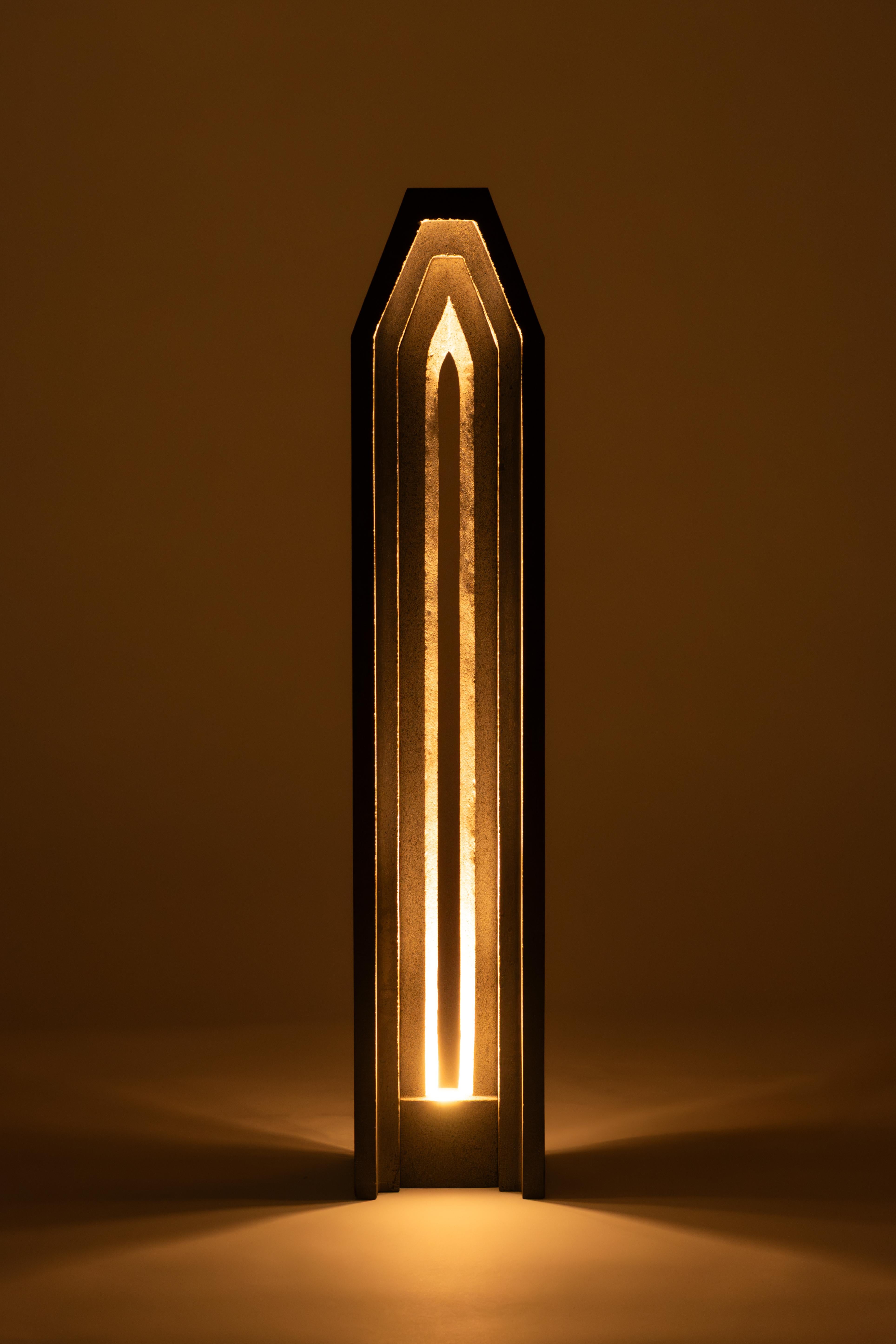 Lampada scultorea Volcanic Stone Ritual di Sebastián Cappiello
Dimensioni:  L 30 x P 40 x H 70 cm
Materiali: Pietra vulcanica.
Peso: 40 kg.

Tutte le nostre lampade possono essere cablate a seconda del Paese. Se viene venduto negli Stati Uniti, sarà