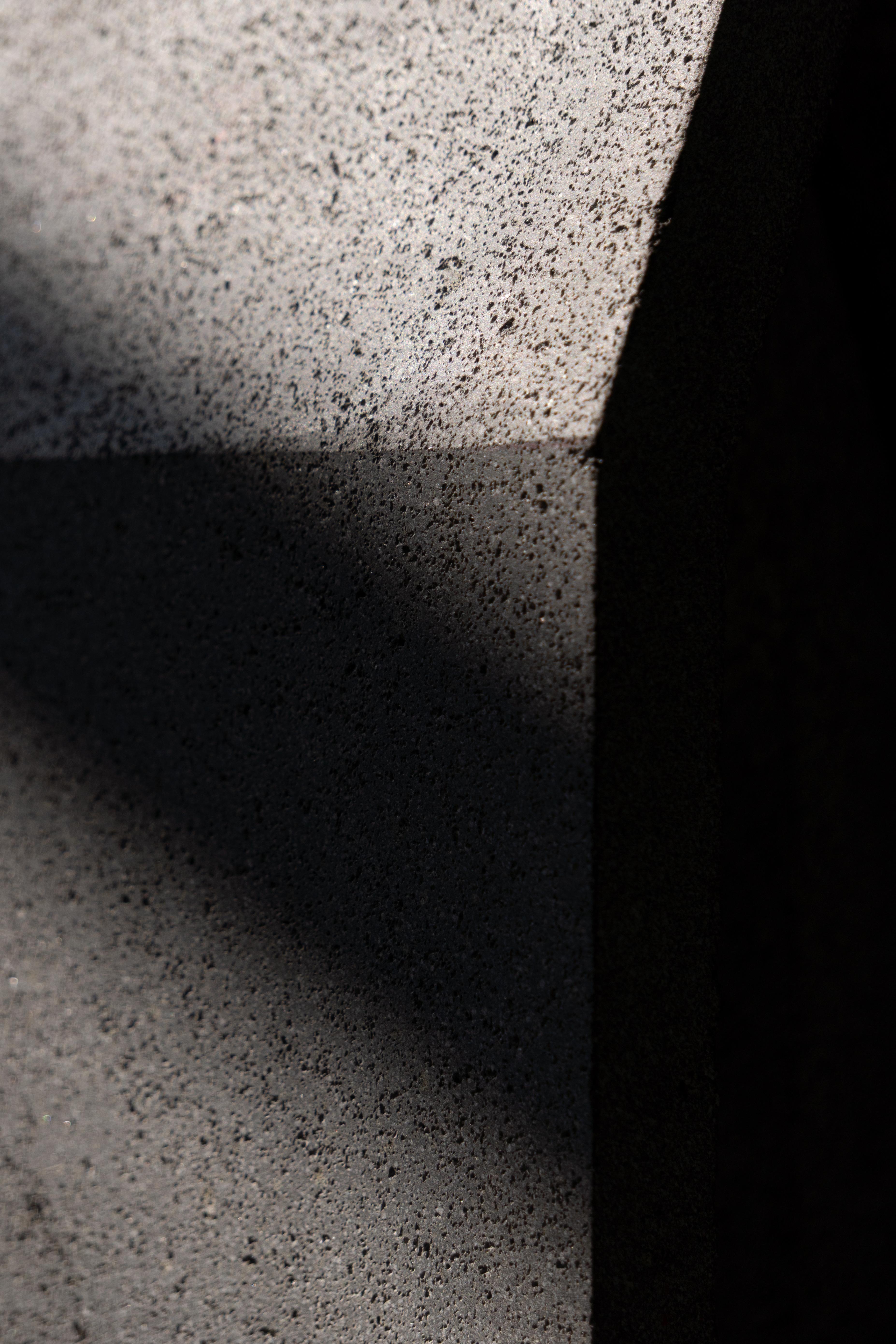 Lampada scultorea Volcanic Stone Ritual di Sebastián Cappiello In condizioni Nuovo in vendita a Geneve, CH