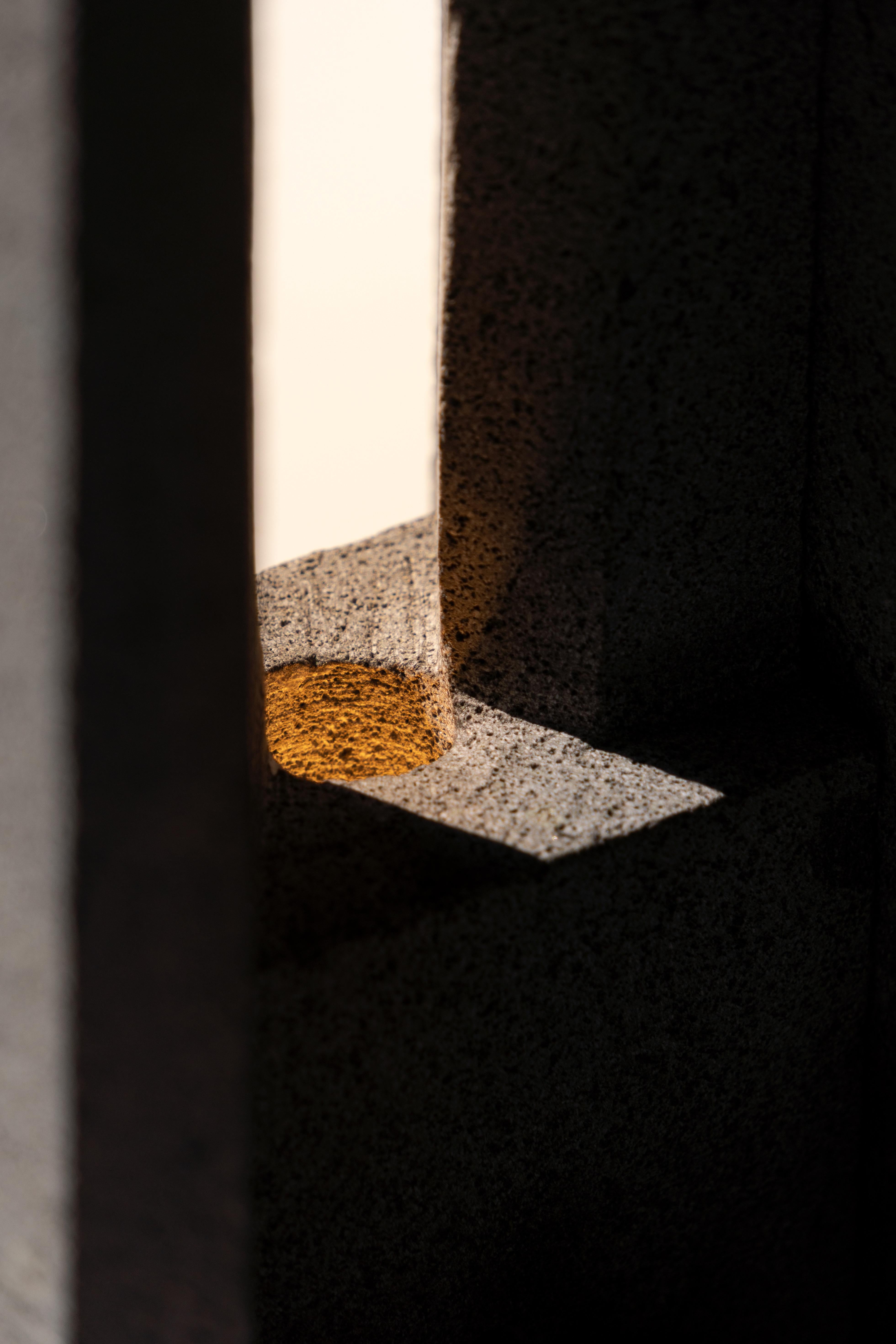 XXI secolo e contemporaneo Lampada scultorea Volcanic Stone Ritual di Sebastián Cappiello in vendita