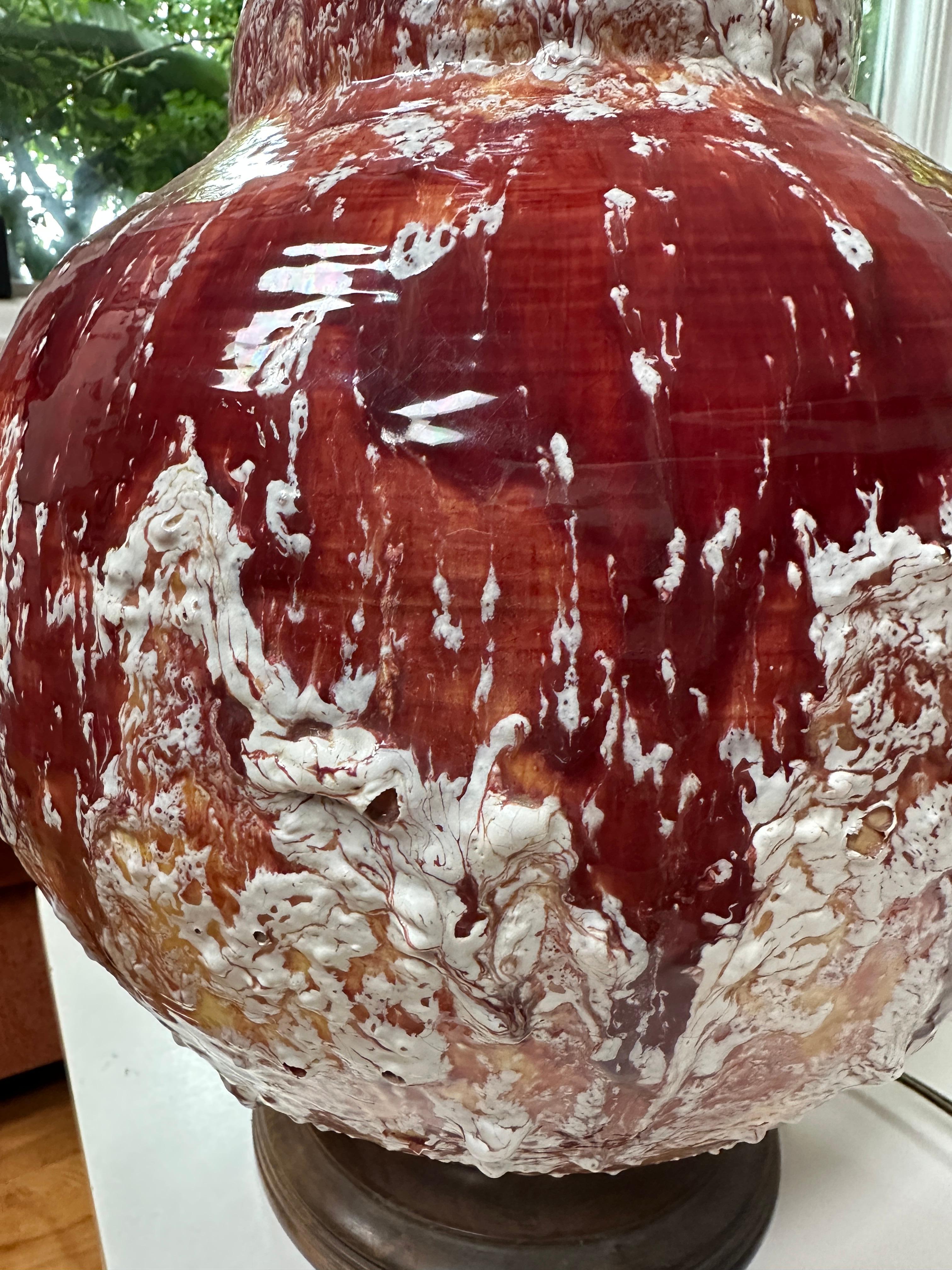 Américain Lampe de table d'appoint moderne texturée rouge et blanche volcanique en vente