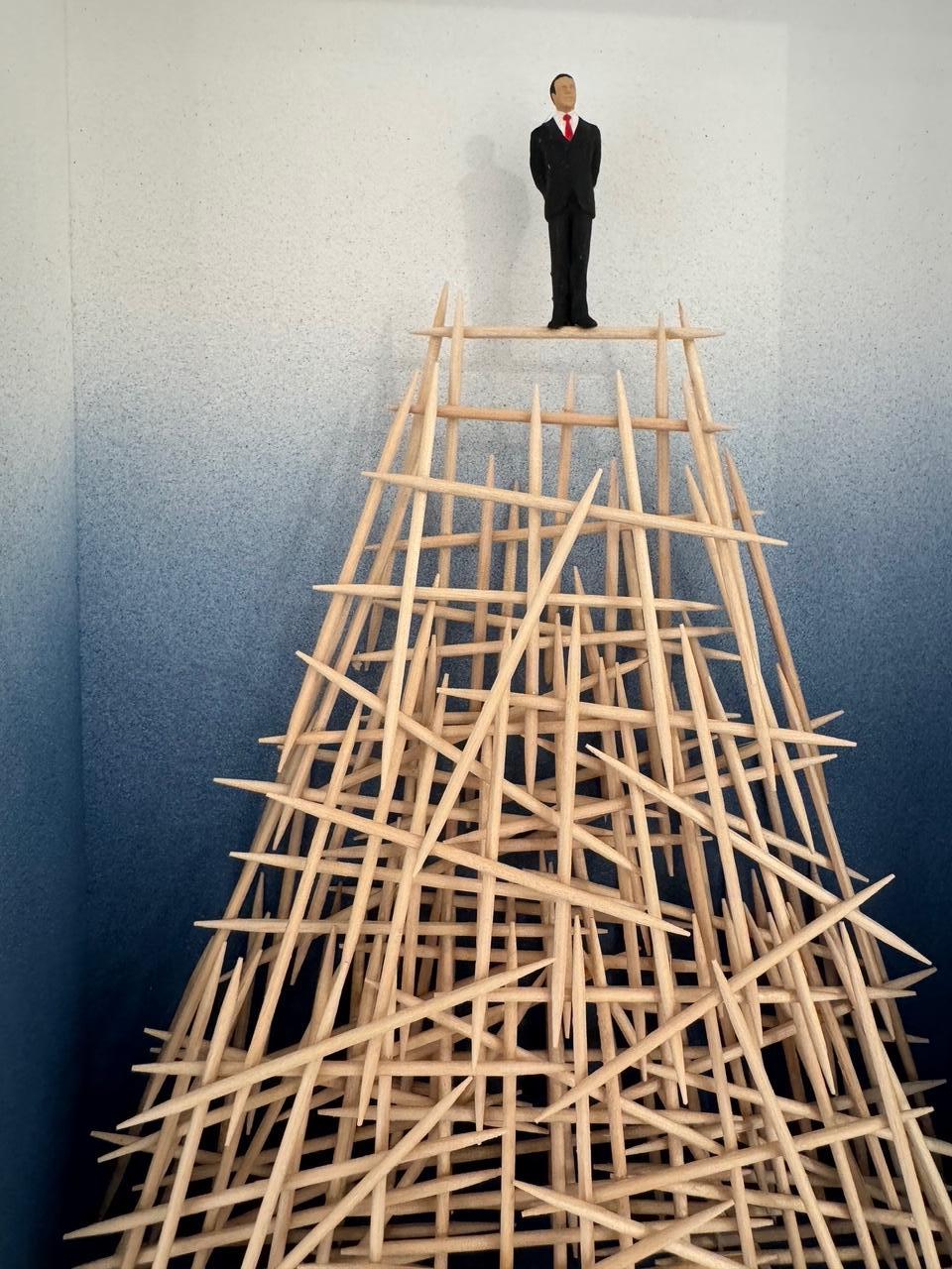 Equanimità - arte contemporanea in scatole opere di Volker Kuhn figurativ in vendita 6
