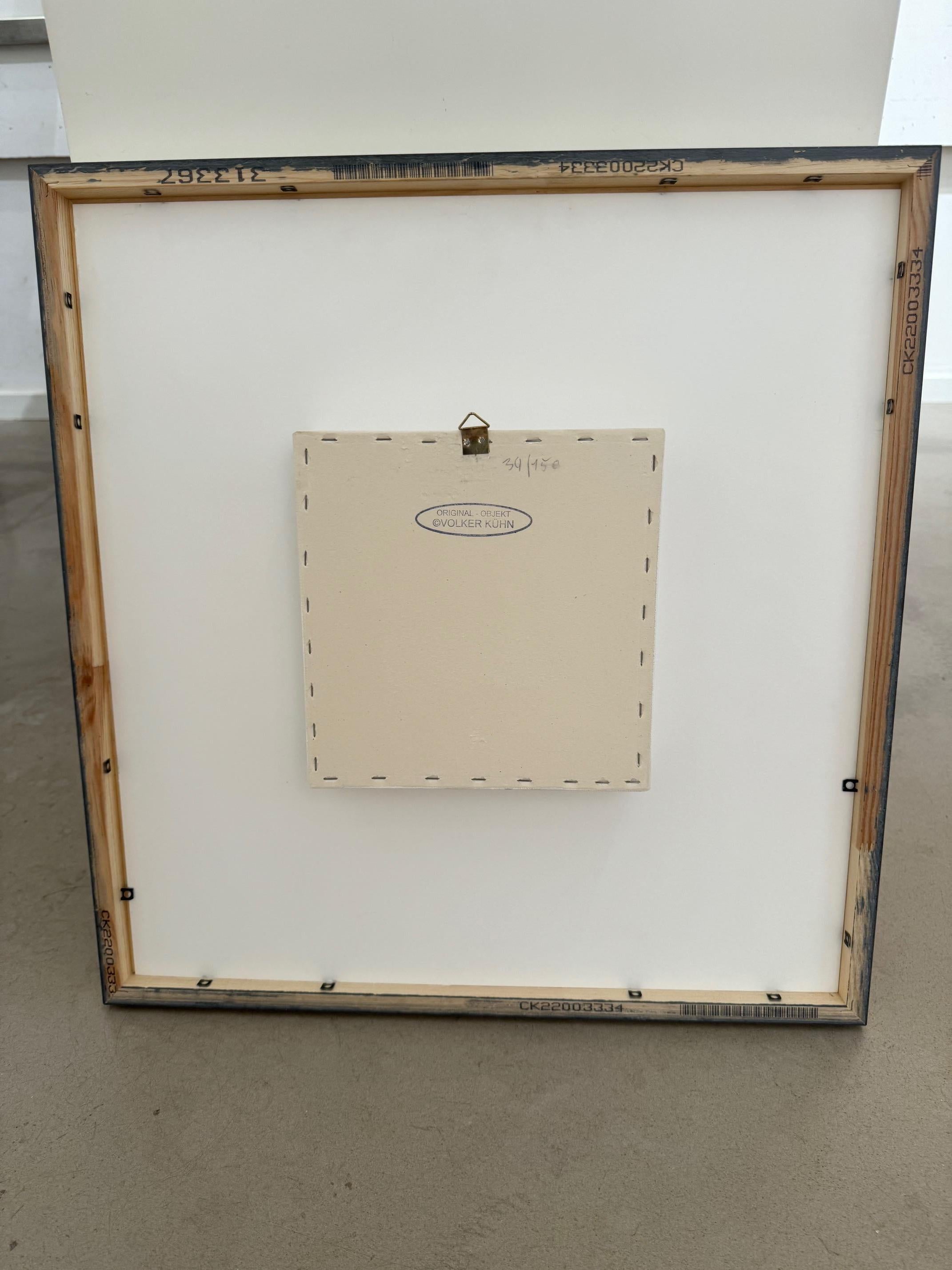 Libre comme un oiseau - art contemporain original dans des boîtes par Volker Kuhn minimaliste en vente 2