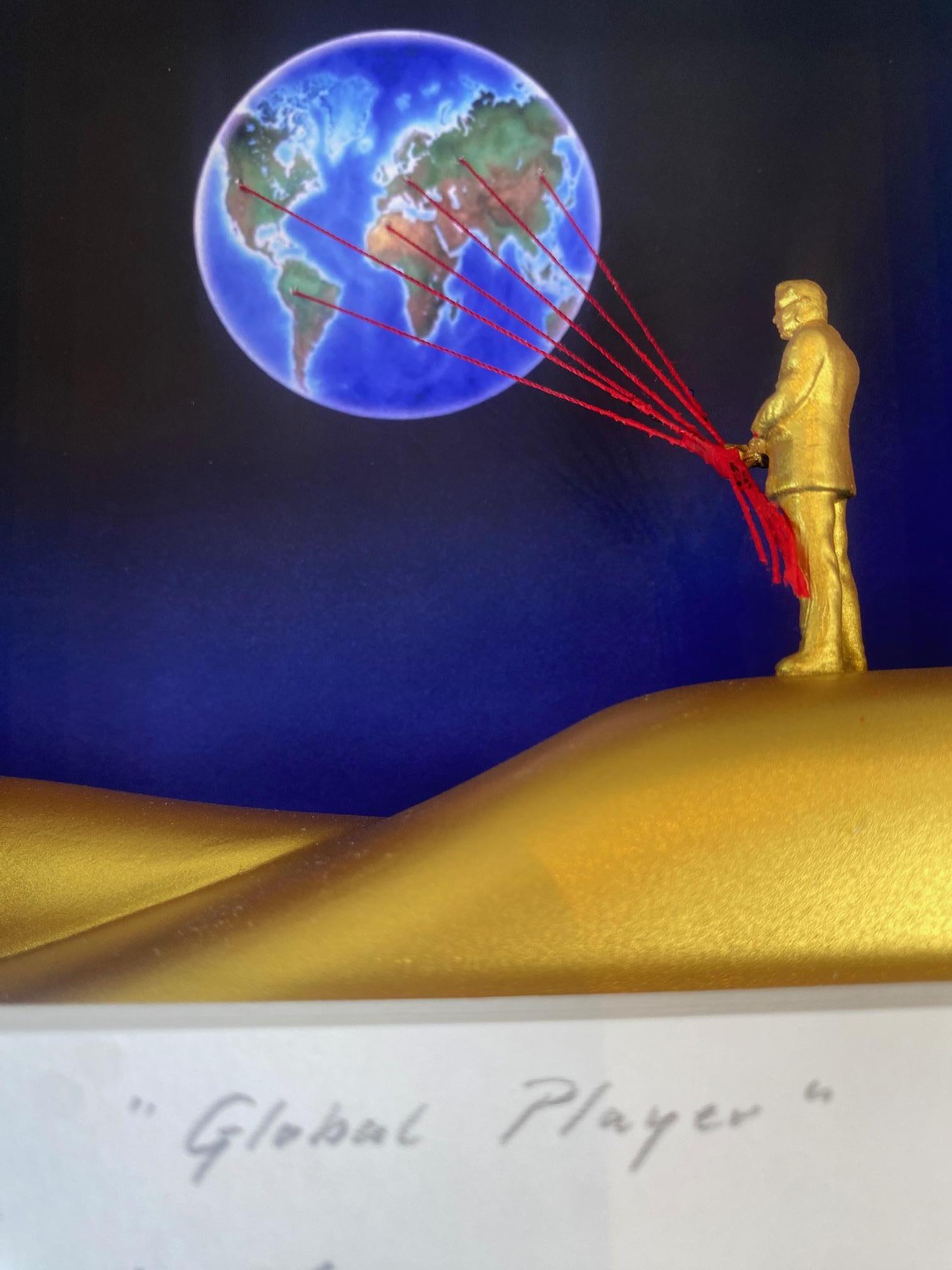Joueur mondial - art contemporain dans des boîtes par Volker Kuhn - L'homme tenant un globe en vente 2