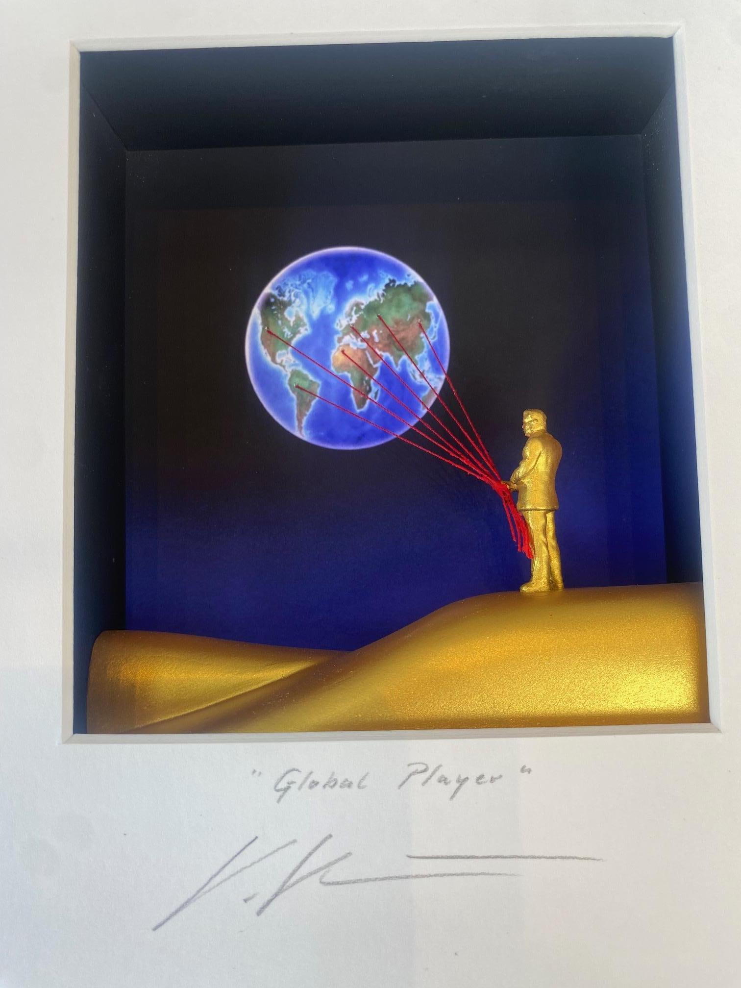 Global Player – zeitgenössische Kunst in Schachteln von Volker Kuhn mit einem Menschen, der einen Globus hält im Angebot 3