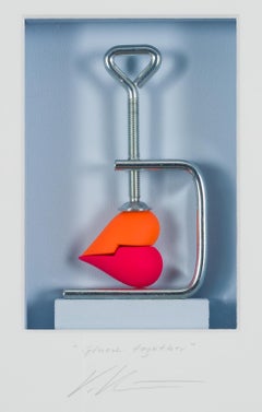 Pegados - arte contemporáneo original en cajas obra de Volker Kuhn corazón