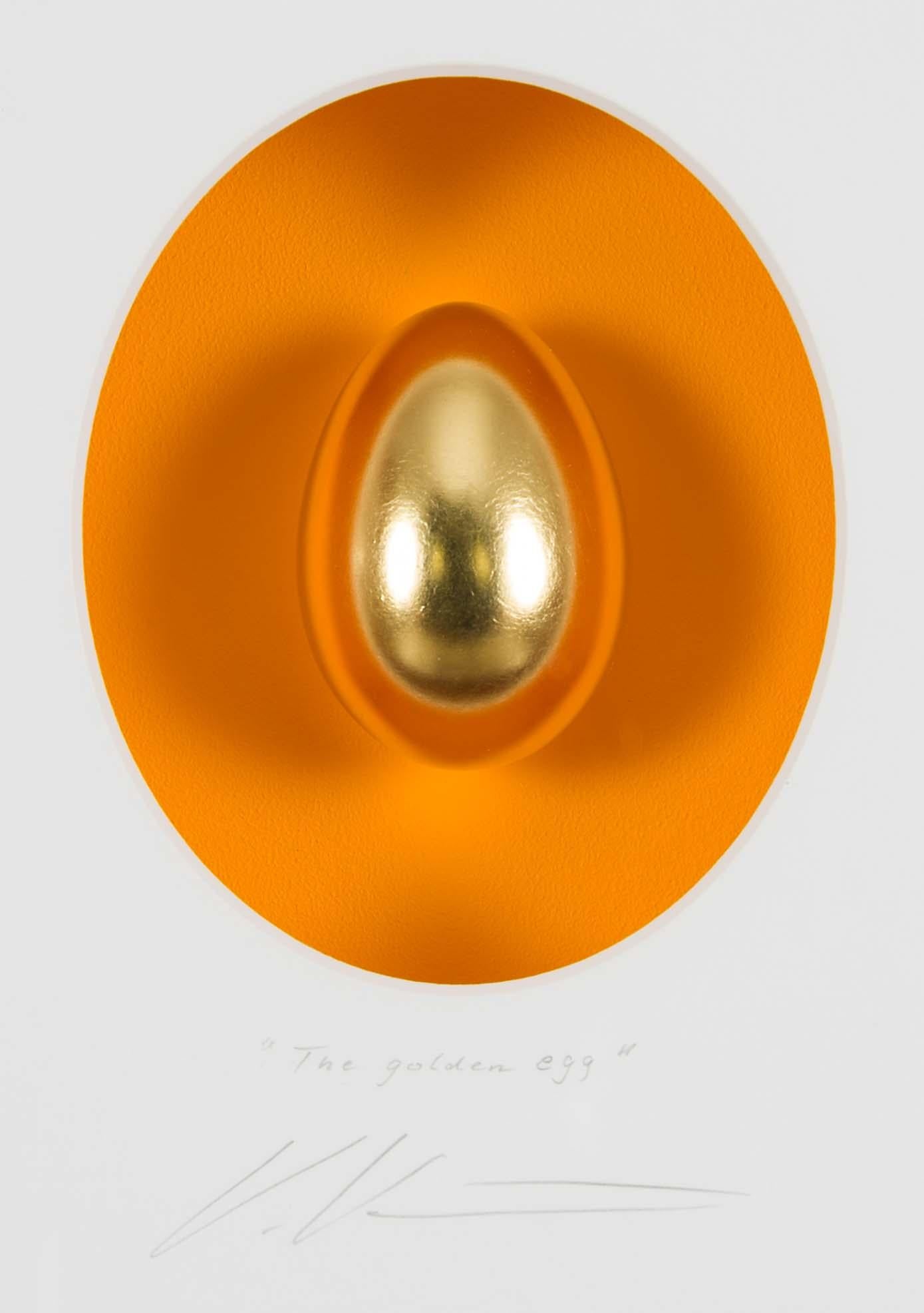 "Huevo de oro" es una obra de arte original en técnica mixta de Volker Kuhn. La obra está firmada a mano por el artista debajo de la obra en el paspartú. 29 x 25 cm enmarcada en un marco de madera plateada con un sencillo mecanismo para colgar en la