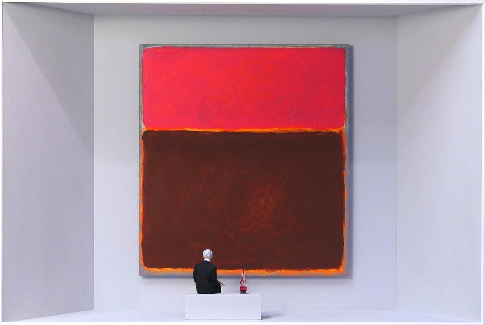 "Hommage an Rothko" ist ein Original-Mischtechnik-Kunstwerk von Volker Kuhn. Das Werk zeigt Marc Rothko, wie er vor einem seiner Gemälde sitzt und es mit einer Flasche Wein bewundert. Es ist vom Künstler unterhalb des Kunstwerks auf dem Passepartout
