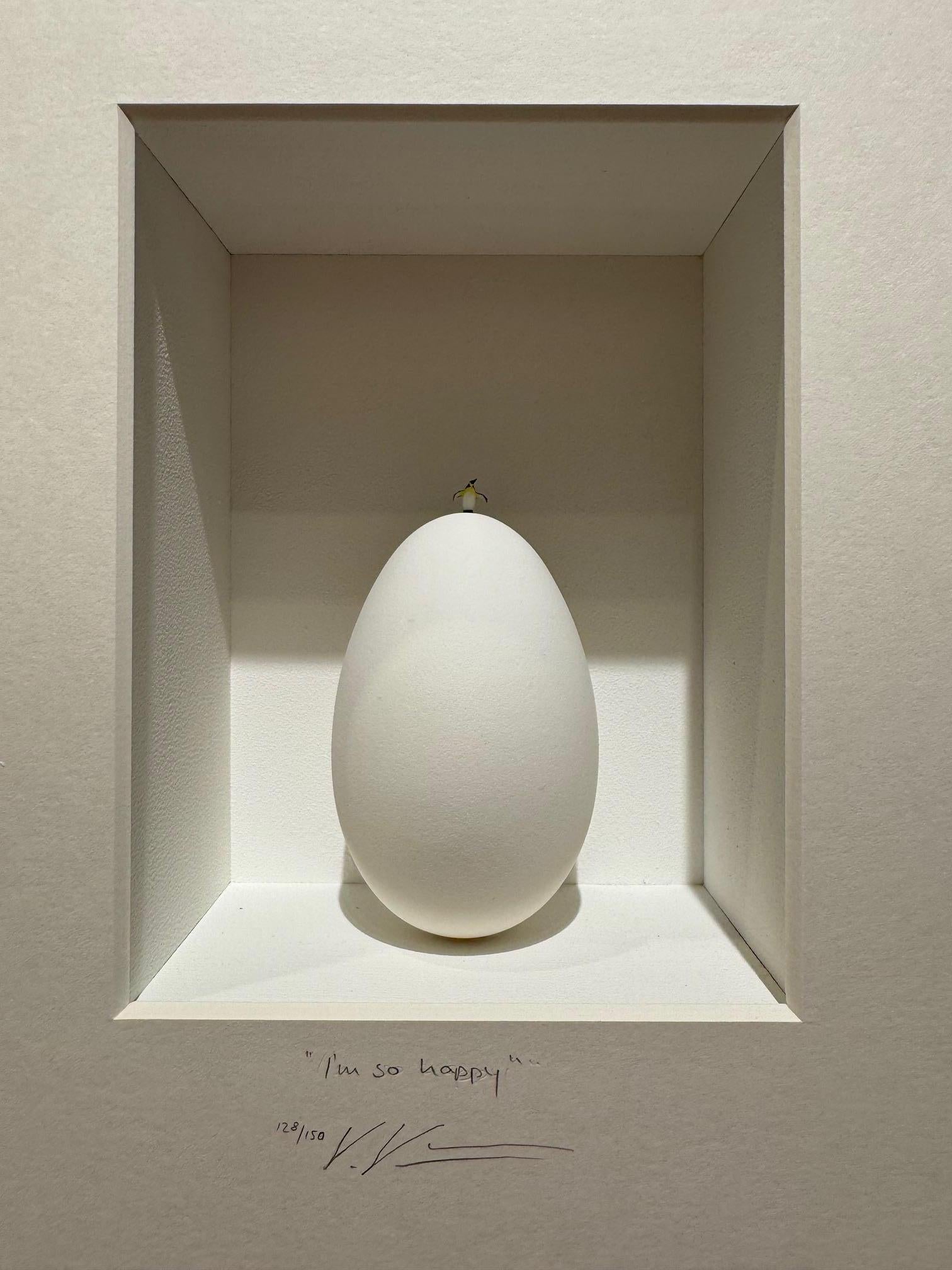 Soy tan feliz - arte contemporáneo en cajas obra de Volker Kuhn pingüino sobre huevo en venta 1