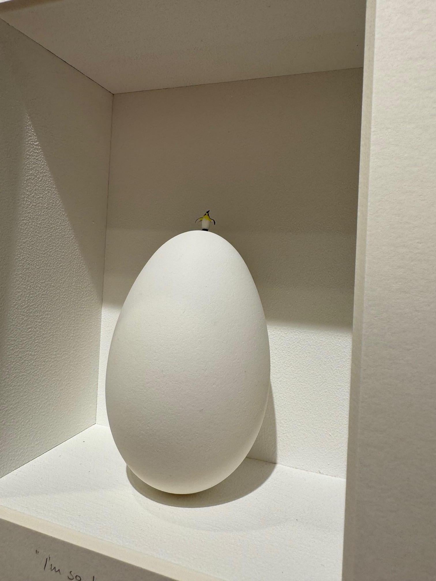 Soy tan feliz - arte contemporáneo en cajas obra de Volker Kuhn pingüino sobre huevo en venta 2
