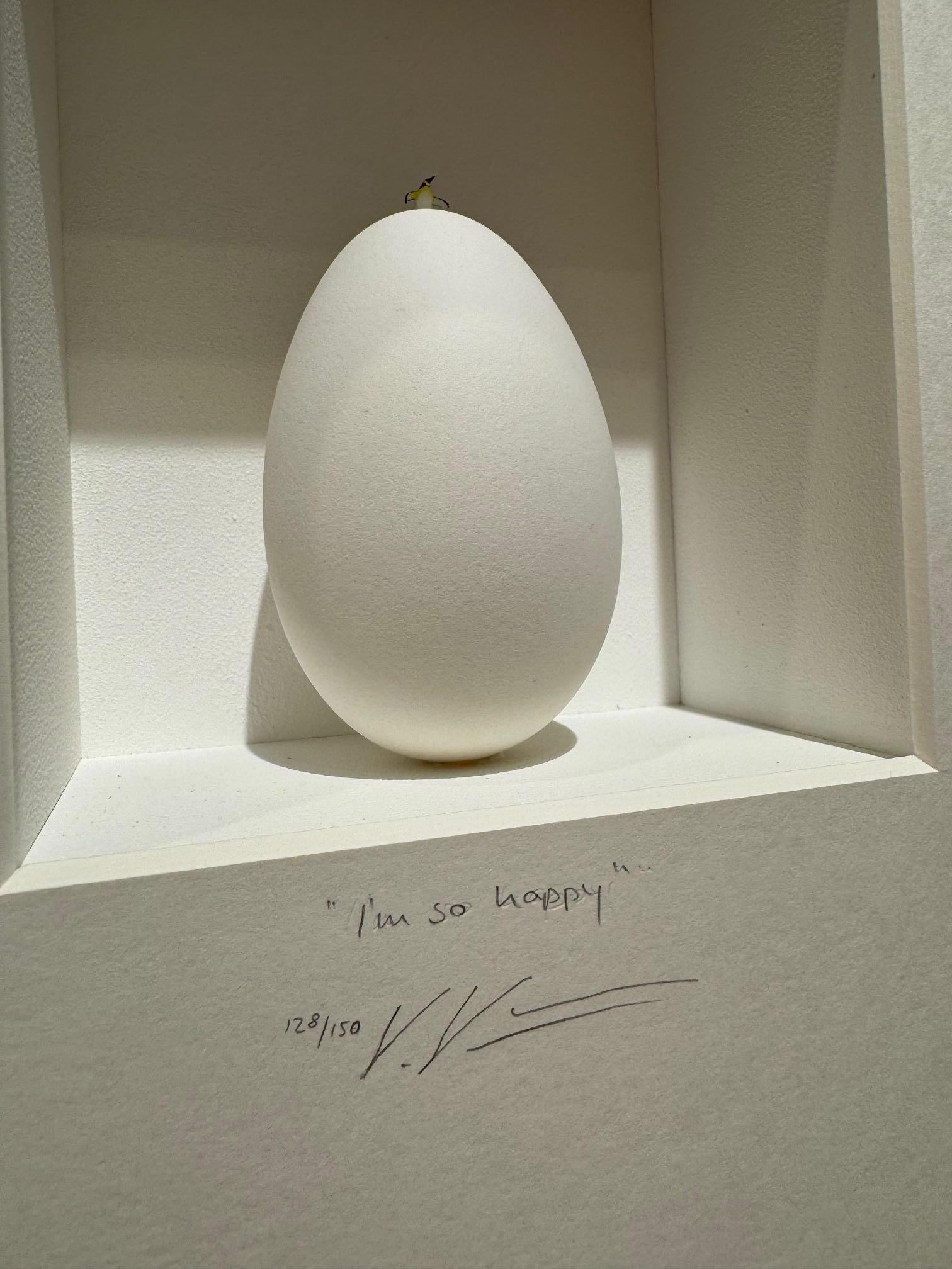 Soy tan feliz - arte contemporáneo en cajas obra de Volker Kuhn pingüino sobre huevo en venta 3