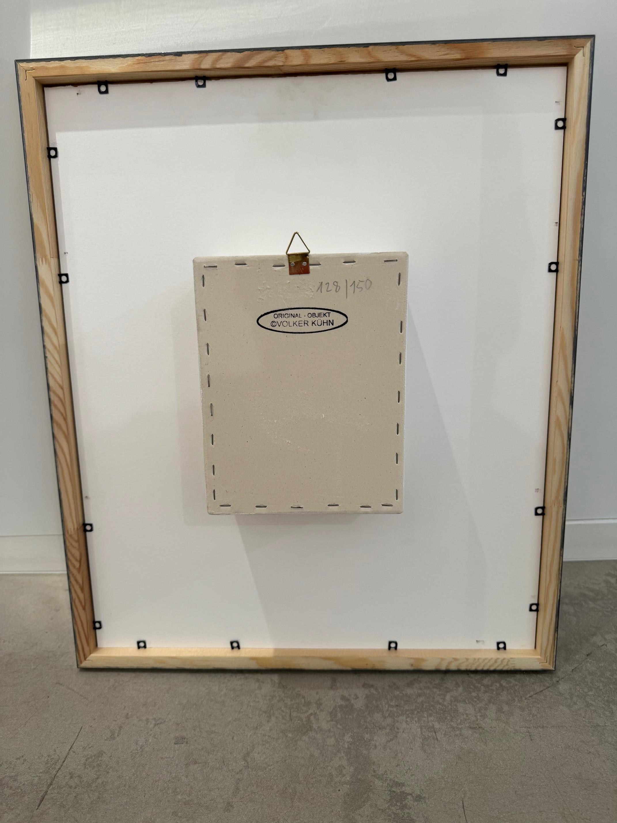 Soy tan feliz - arte contemporáneo en cajas obra de Volker Kuhn pingüino sobre huevo en venta 5