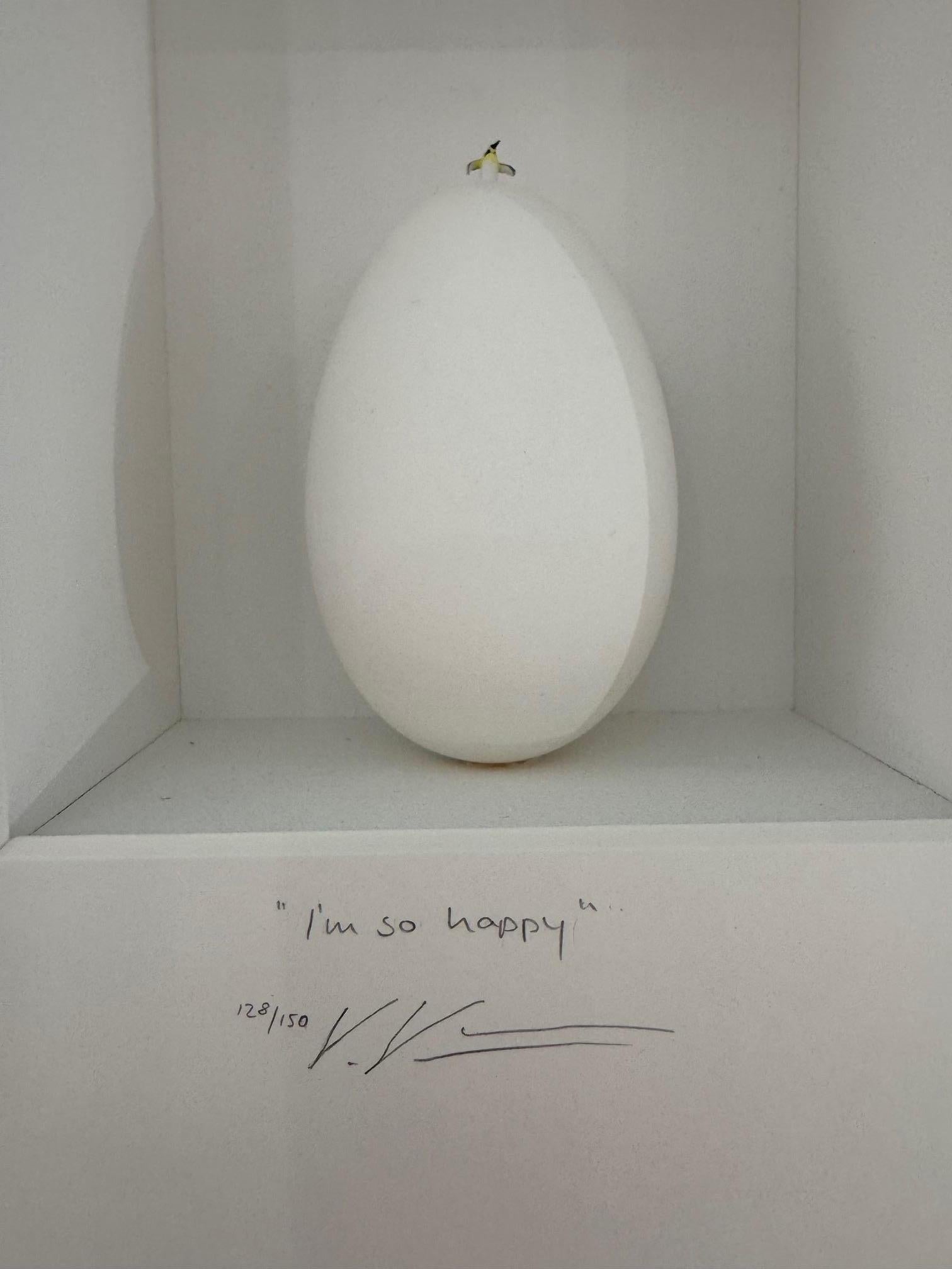 Soy tan feliz - arte contemporáneo en cajas obra de Volker Kuhn pingüino sobre huevo en venta 8