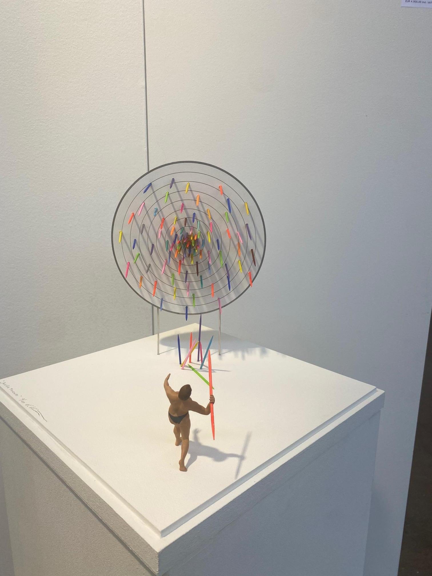 Javolin Thrower - obra de arte en técnica mixta, escultura contemporánea y minimalista en venta 1