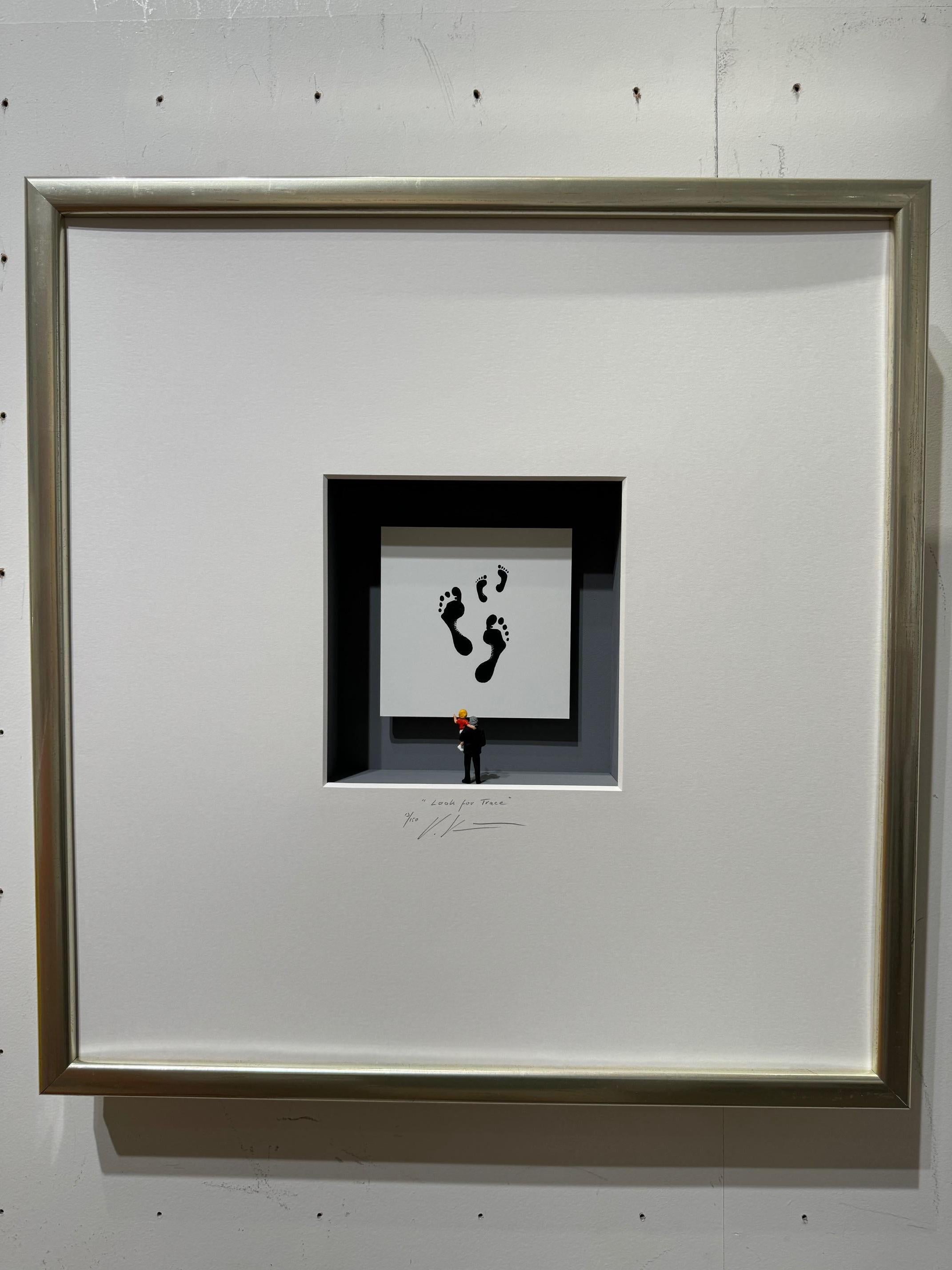 Look for Traces - arte contemporanea in scatole di Volker Kuhn che osserva le impronte di scarpe in vendita 1