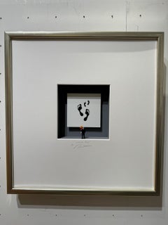 Look for Traces - arte contemporanea in scatole di Volker Kuhn che osserva le impronte di scarpe