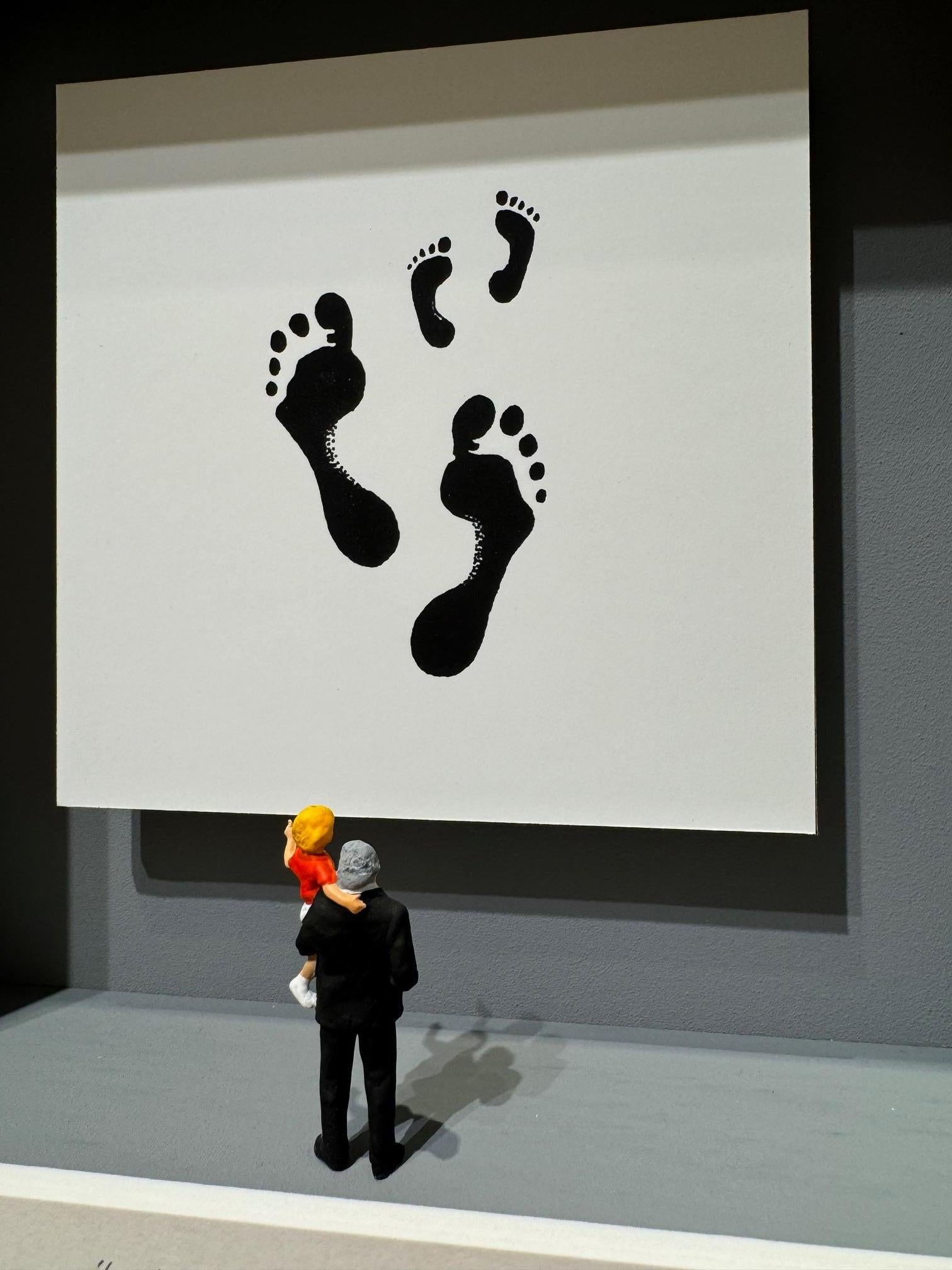 Look for Traces - arte contemporanea in scatole di Volker Kuhn che osserva le impronte di scarpe in vendita 3