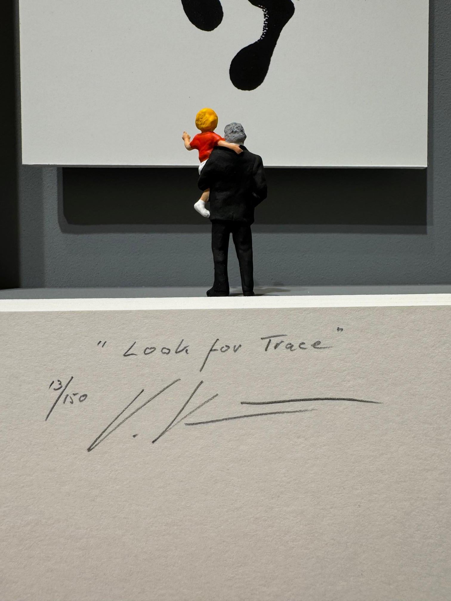 Look for Traces - arte contemporanea in scatole di Volker Kuhn che osserva le impronte di scarpe in vendita 4