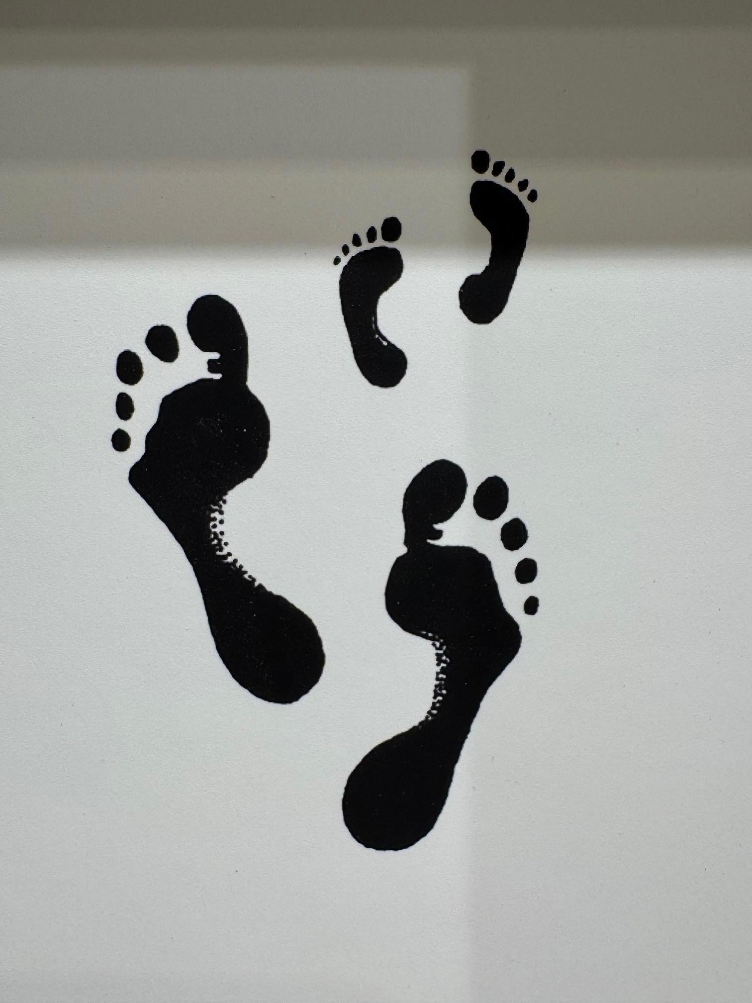 Look for Traces - arte contemporanea in scatole di Volker Kuhn che osserva le impronte di scarpe in vendita 5