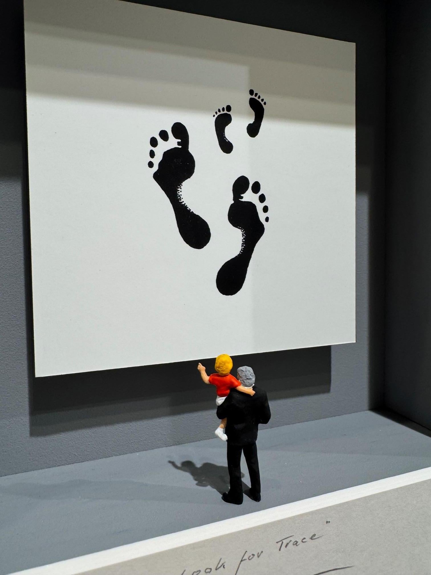 Look for Traces - arte contemporanea in scatole di Volker Kuhn che osserva le impronte di scarpe in vendita 6
