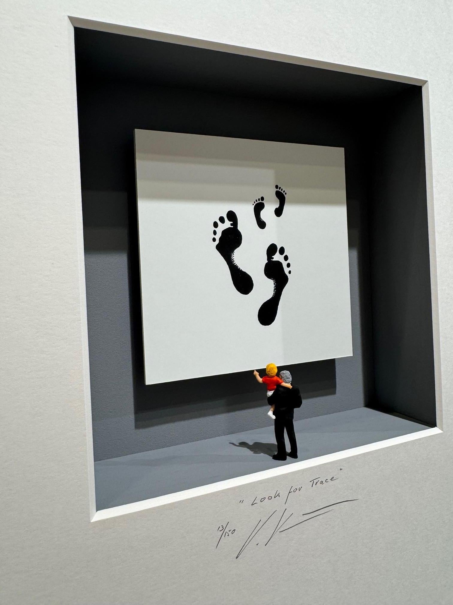 Look for Traces - arte contemporanea in scatole di Volker Kuhn che osserva le impronte di scarpe in vendita 7