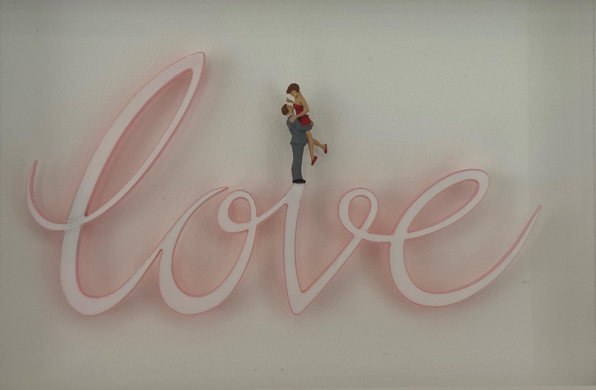 "Amor" es una obra de arte original en técnica mixta de Volker Kuhn. Una pareja bailando sobre los signos del amor.  El trabajo da también un bonito reflejo de las letras dependiendo de la iluminación. La obra está firmada a mano por el artista