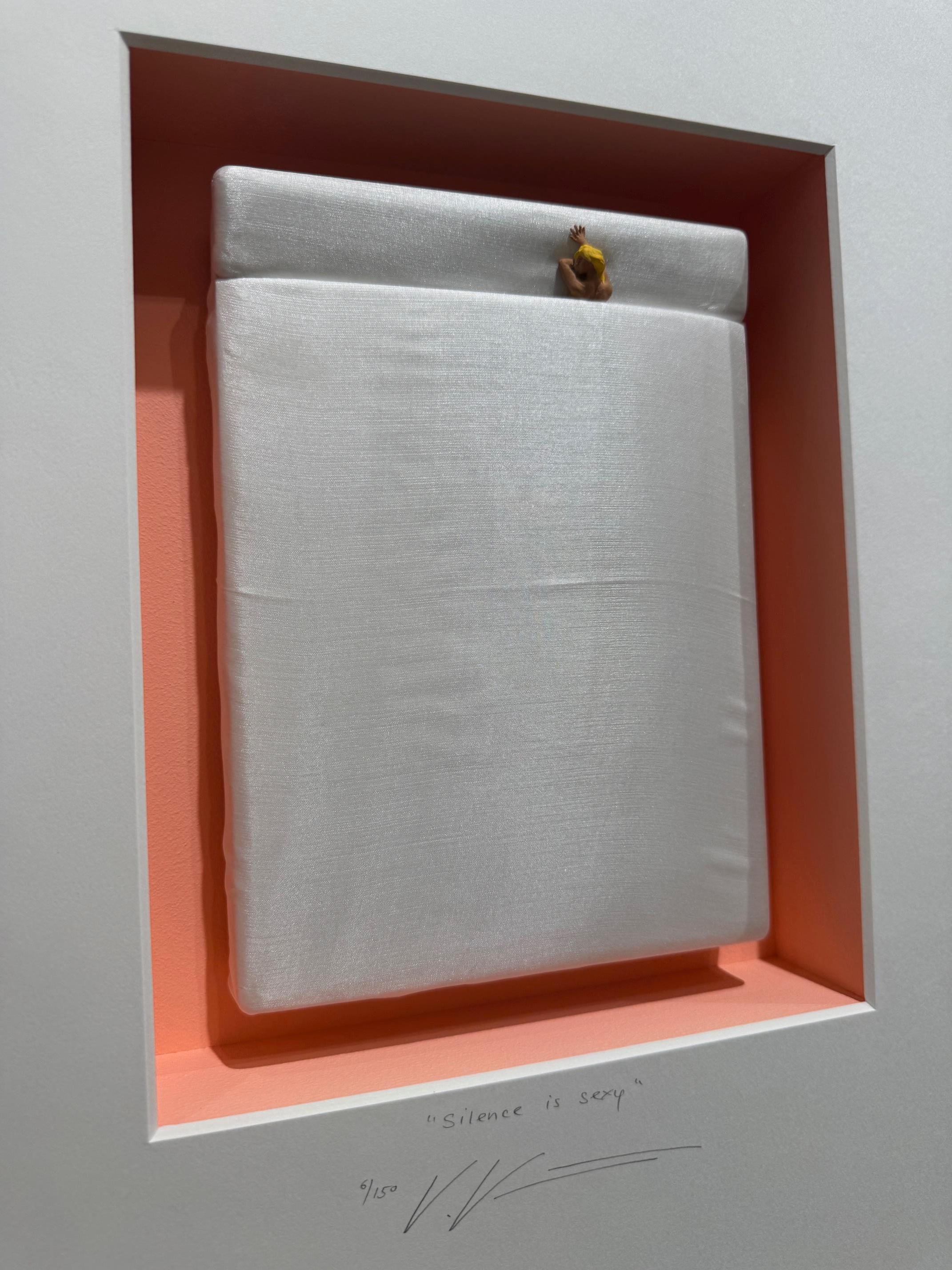 Silence is Sexy - opera d'arte minimalista contemporanea originale e sexy di Volker Kuhn in vendita 1