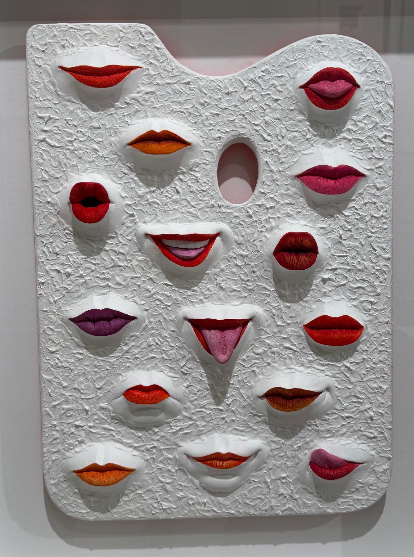 "Labbra" è un'opera d'arte originale a tecnica mista di Volker Kuhn. Si tratta di un arguto riferimento al surrealismo e alla pop art, formato da un assemblaggio fatto a mano, intagliato e dipinto con precisione certosina ma con la leggerezza del