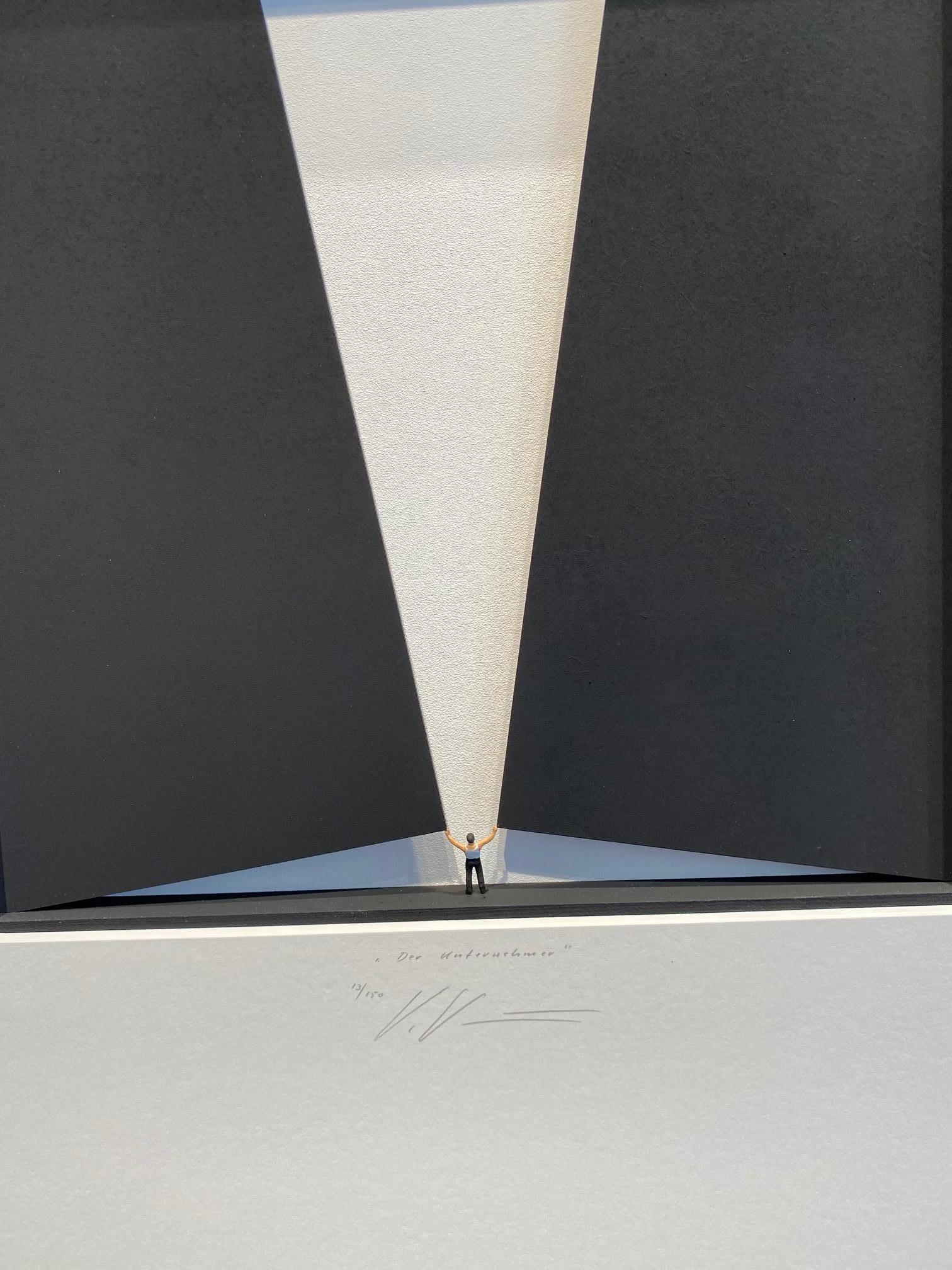El Emprendedor - arte contemporáneo original en cajas obra de Volker Kuhn en venta 3