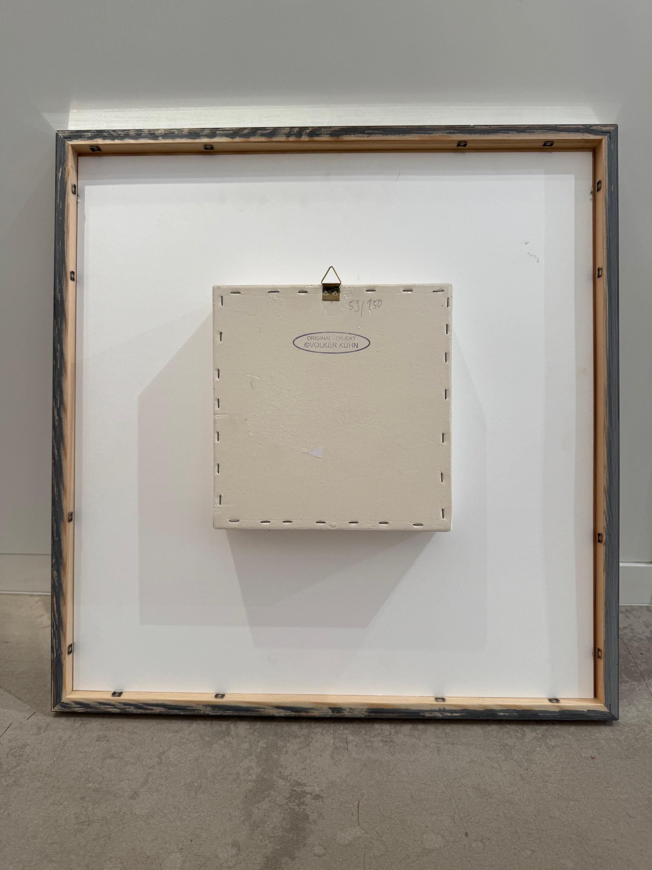El largo y tortuoso camino  - arte contemporáneo en cajas obra de Volker Kuhn en venta 6