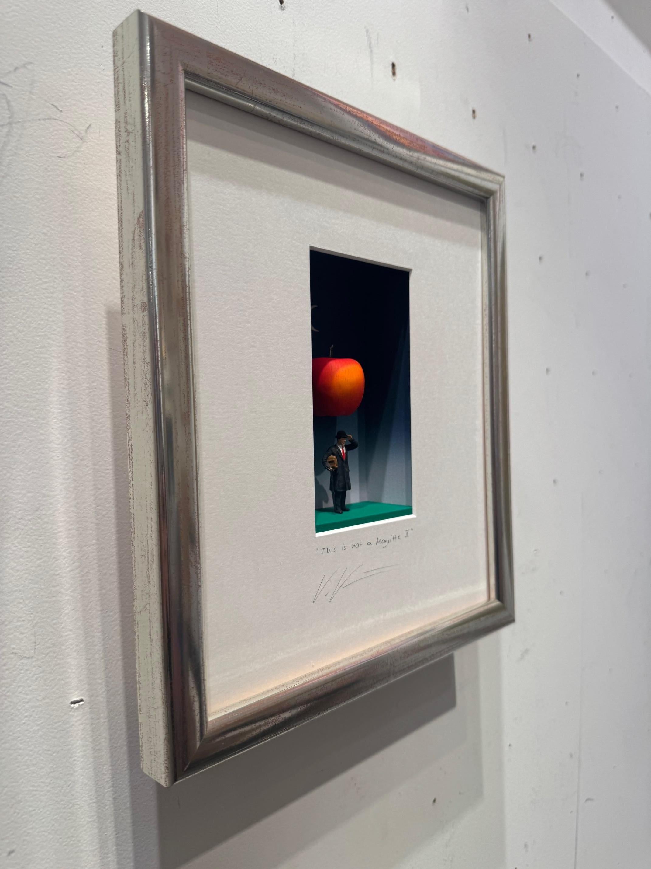 This is not a Magritte II - zeitgenössisches Kunstwerk, Hommage an Magritte-Gemälde im Angebot 4