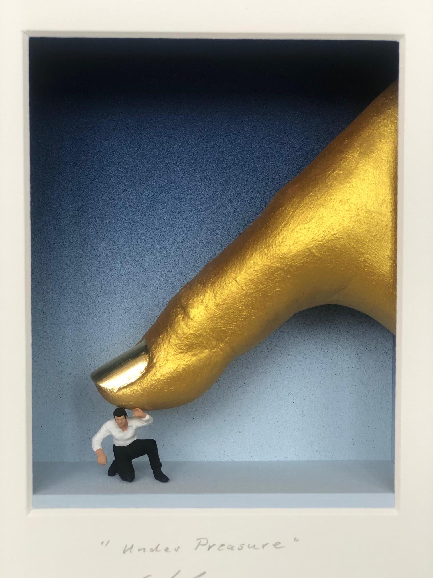 Under Pressure - arte contemporanea in scatole opere d'arte di Volker Kuhn, arte di design in vendita 3