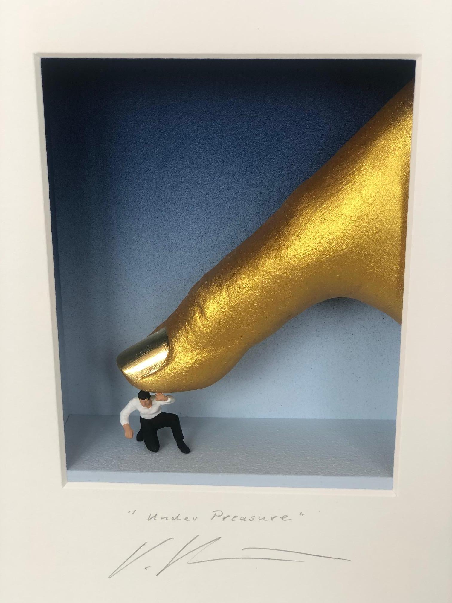 Under Pressure - arte contemporanea in scatole opere d'arte di Volker Kuhn, arte di design in vendita 4