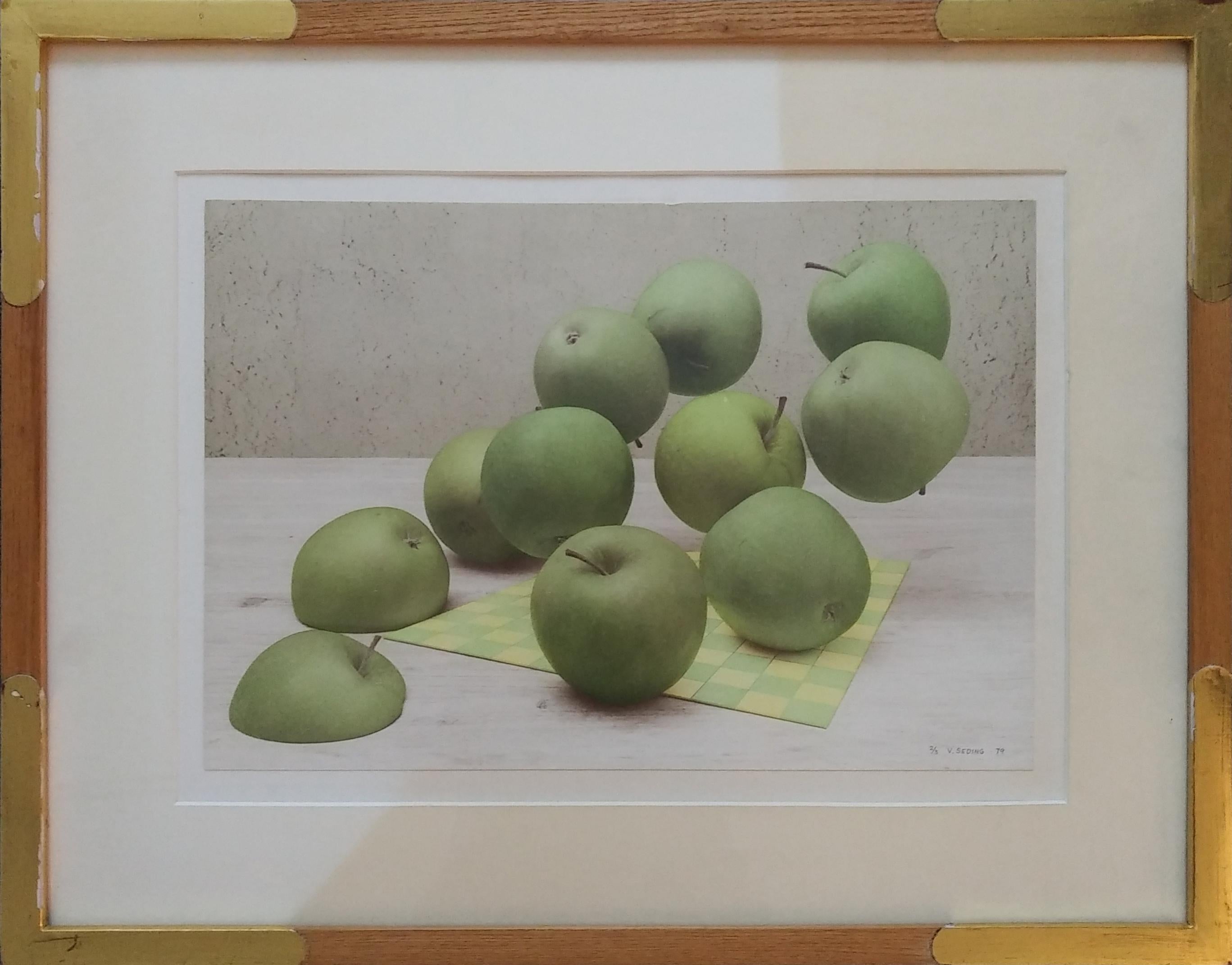 Volker Seding Color Photograph - FLOATING GREEN APPLES OVER NAPKIN