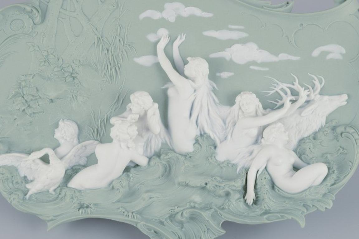 Volkstedt, Allemagne.
Grand relief mural Art Nouveau en biscuit/jaspe.
Femmes nues se baignant dans une forêt.
Vers 1900.
Marqué.
Avec dispositif de suspension.
Parfait état.
Dimensions : L 32,0 cm x H 25,0 cm x P 3,5 cm : L 32,0 cm x H 25,0 cm x P