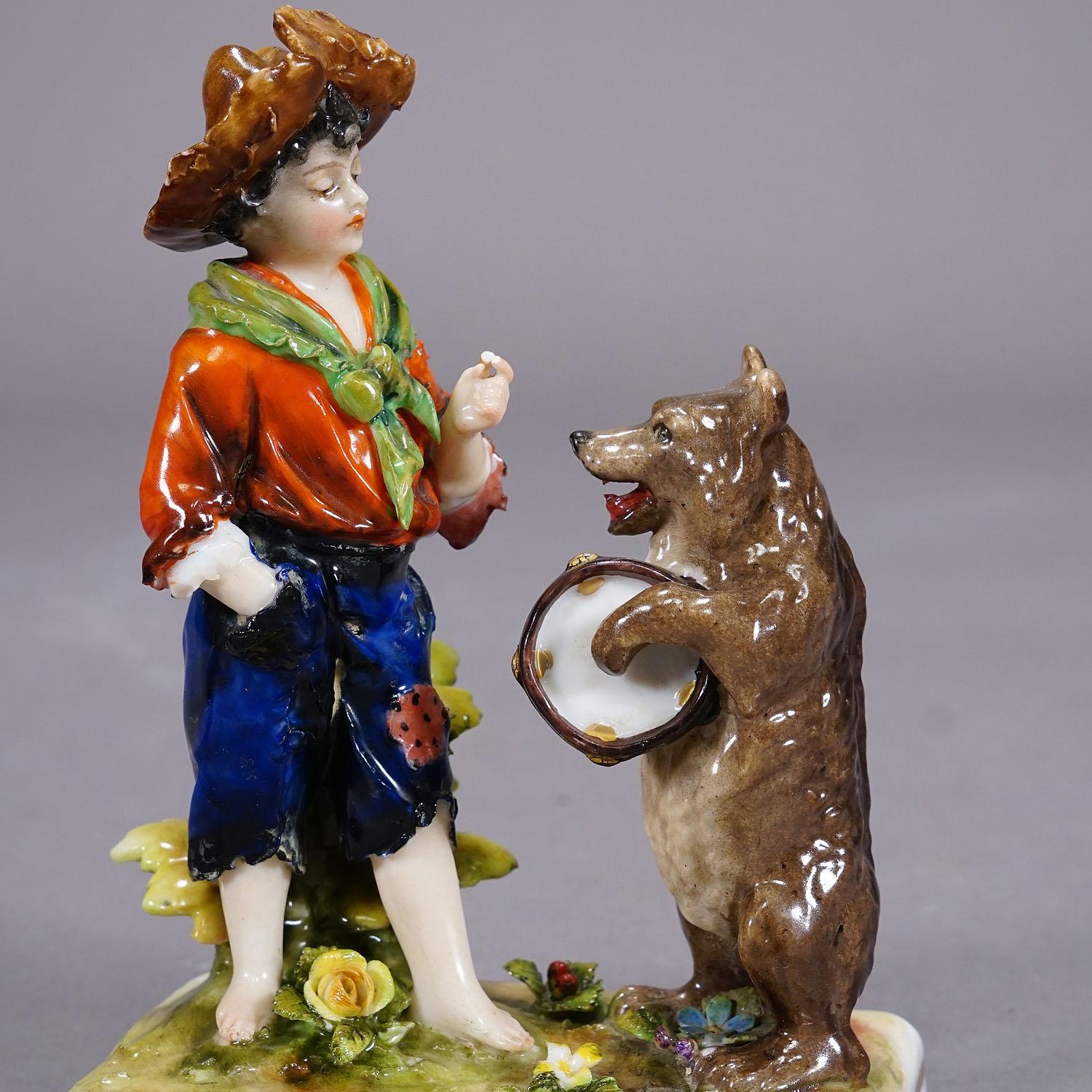 20ième siècle Volkstedt Porcellain Figurines Enfants avec ours