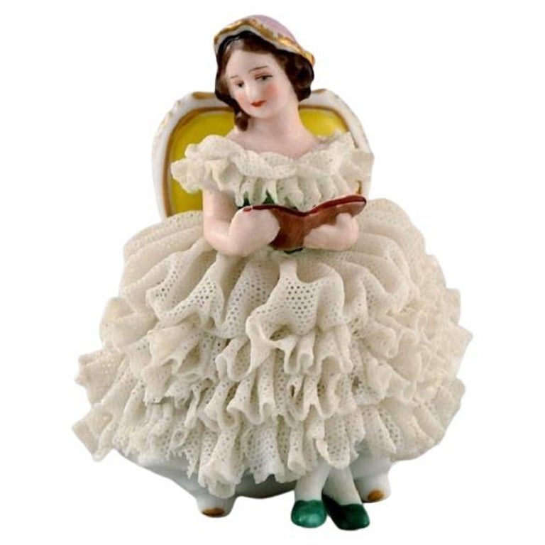 Volkstedt Rudolstadt, Deutschland, Porzellanfigur, Lesende Frau in einem Rock im Angebot bei 1stDibs Deutschland