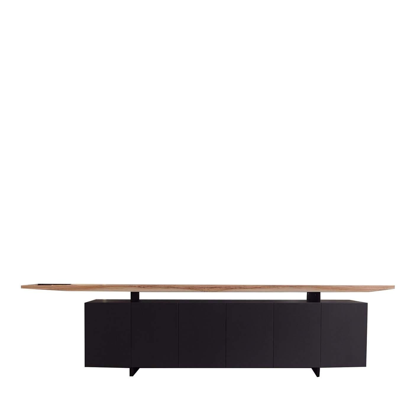 Dieses minimalistische, elegante Sideboard aus lackiertem Holz mit Flügeltüren zeichnet sich durch eine Platte aus hellem Olivenholz aus, die über der soliden, schwarzen Struktur des Möbels zu schweben scheint. Das Produkt kann auf Anfrage angepasst