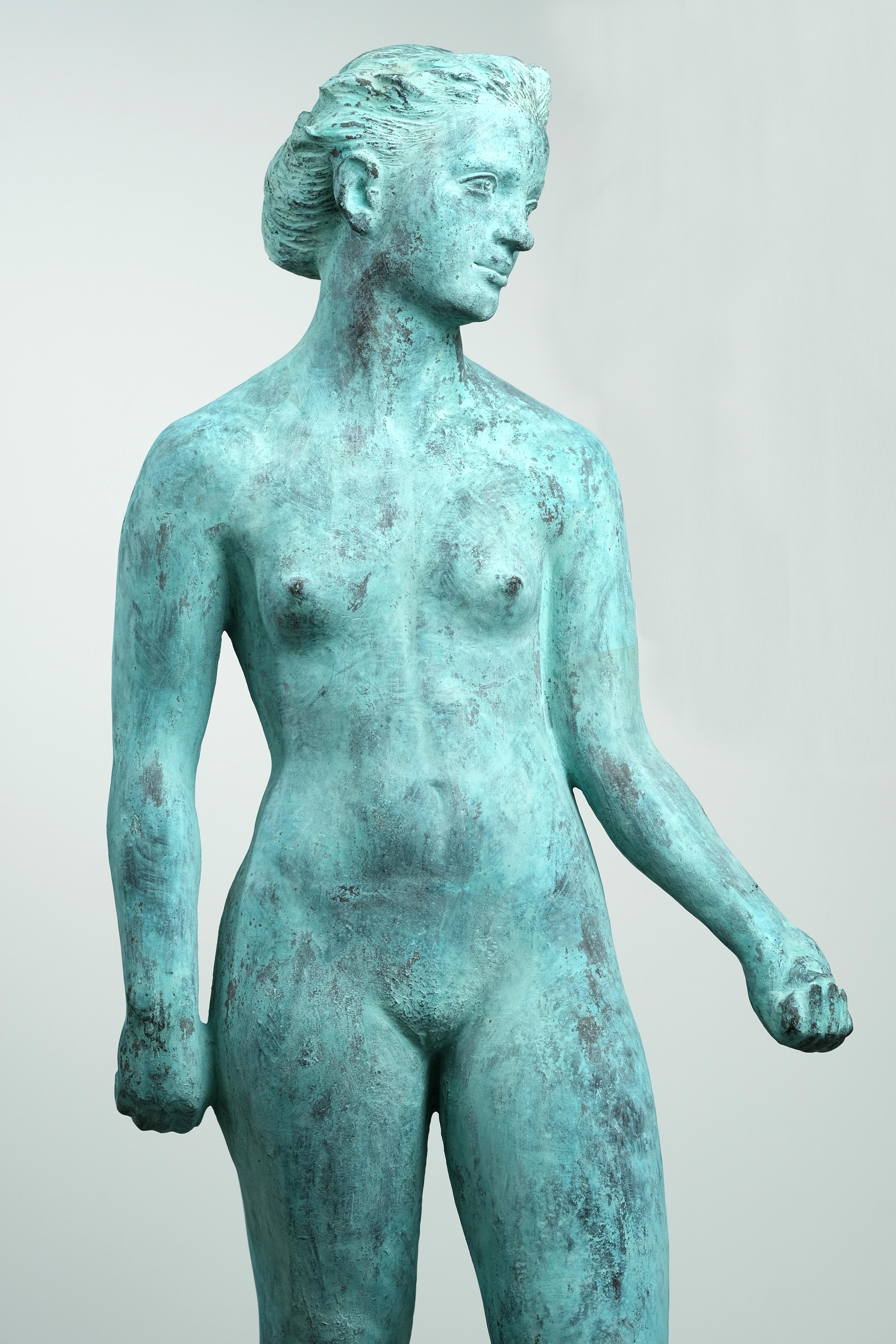 Eva – Figurative Skulptur Frau aus Bronze mit grüner Patina – Sculpture von Volodymyr Kochmar