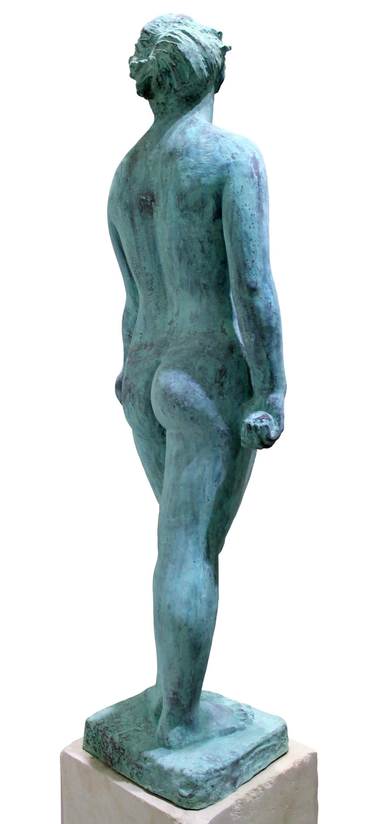 Eva – Figurative Skulptur Frau aus Bronze mit grüner Patina im Angebot 1