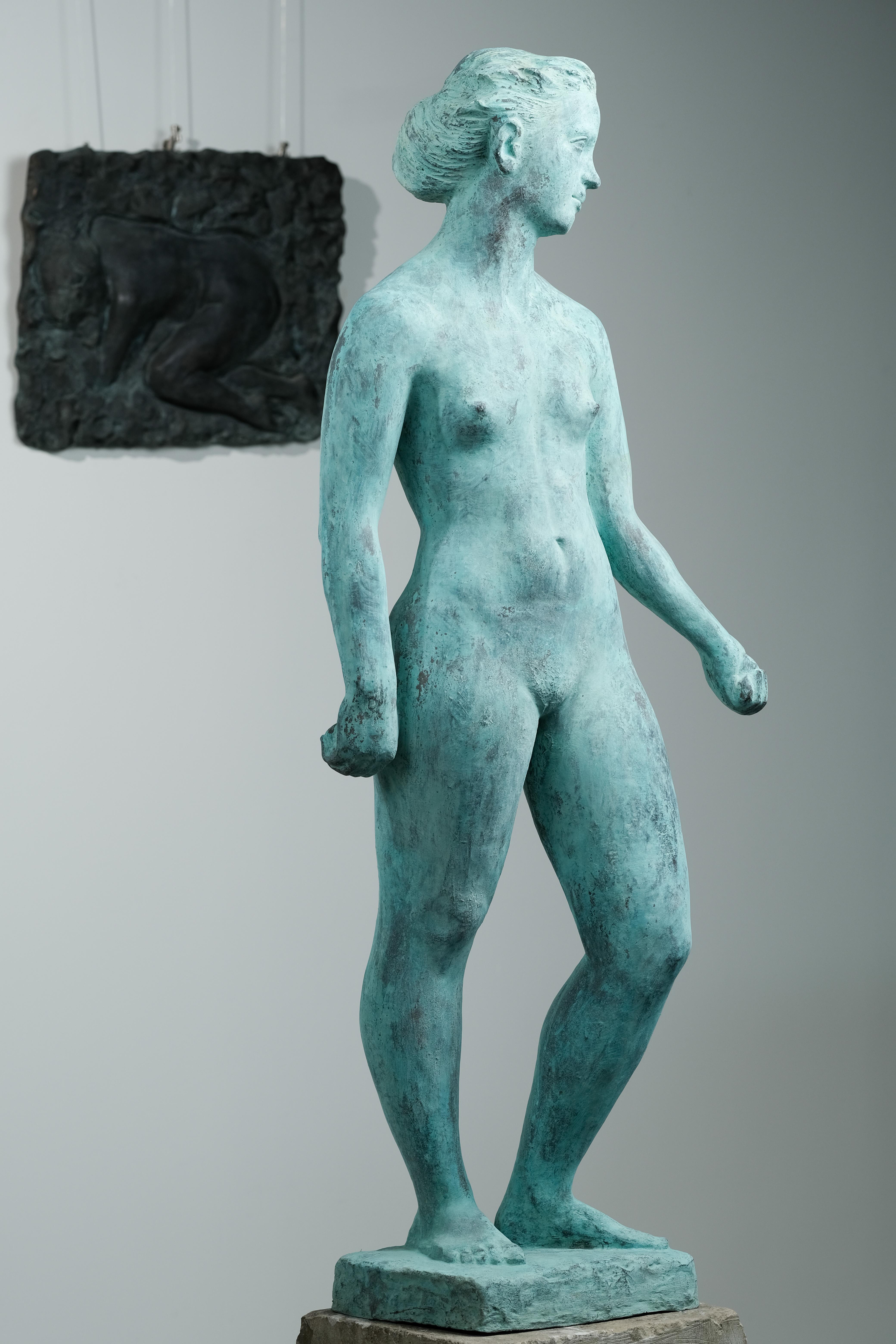 Eva – Figurative Skulptur Frau aus Bronze mit grüner Patina