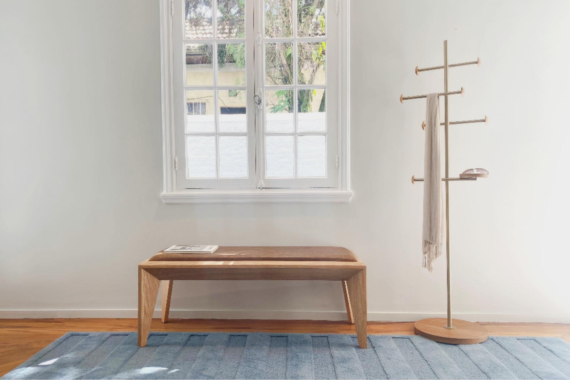 Moderne Banc Volpi en bois naturel et assise en tissu en vente