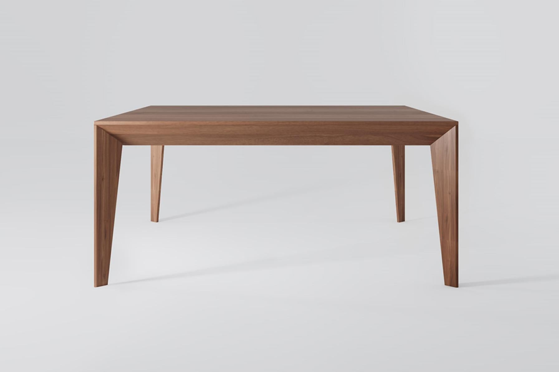 Alfredo Volpi est un peintre brésilien qui, tout au long de sa carrière, a expérimenté les formes géométriques, en particulier les variations de formats de drapeaux. La table à manger Volpi s'inspire des éléments géométriques explorés dans l'œuvre