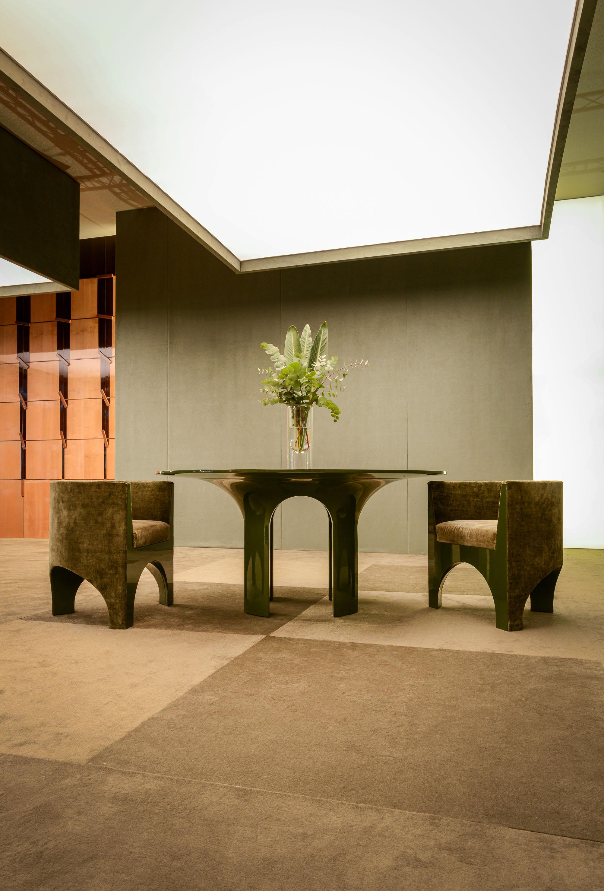 Fait main VOLTA/I Fauteuil courbe tapissé en bois massif - Forme arquée - Vert brillant en vente