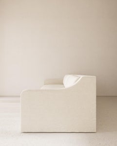Minimal Dreisitzer Sofa - gepolstert in Creme Leinen